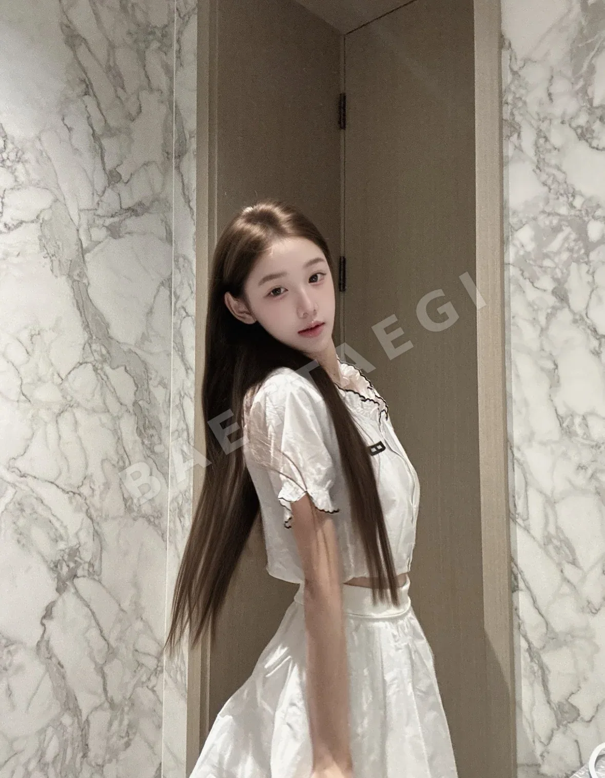 미우미우 레이스 트리밍 반소매 스퀘어넥 셔츠 상세 이미지 3