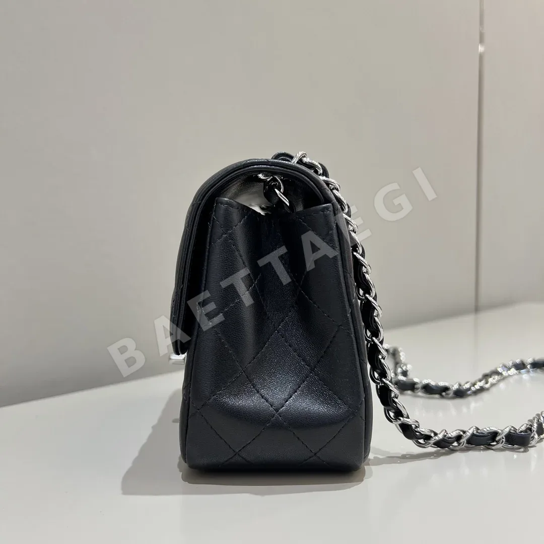 샤넬 클래식 플랩백 램스킨 블랙 은장 상세 이미지 3