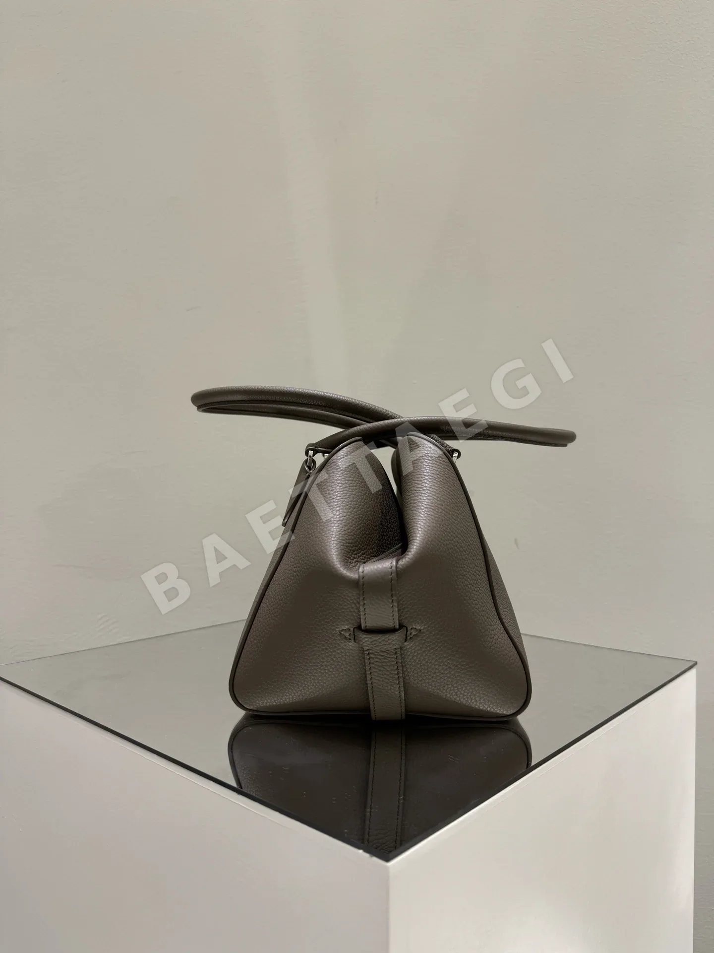 더로우 거봉 소가죽 보울링 숄더백 상세 이미지 3