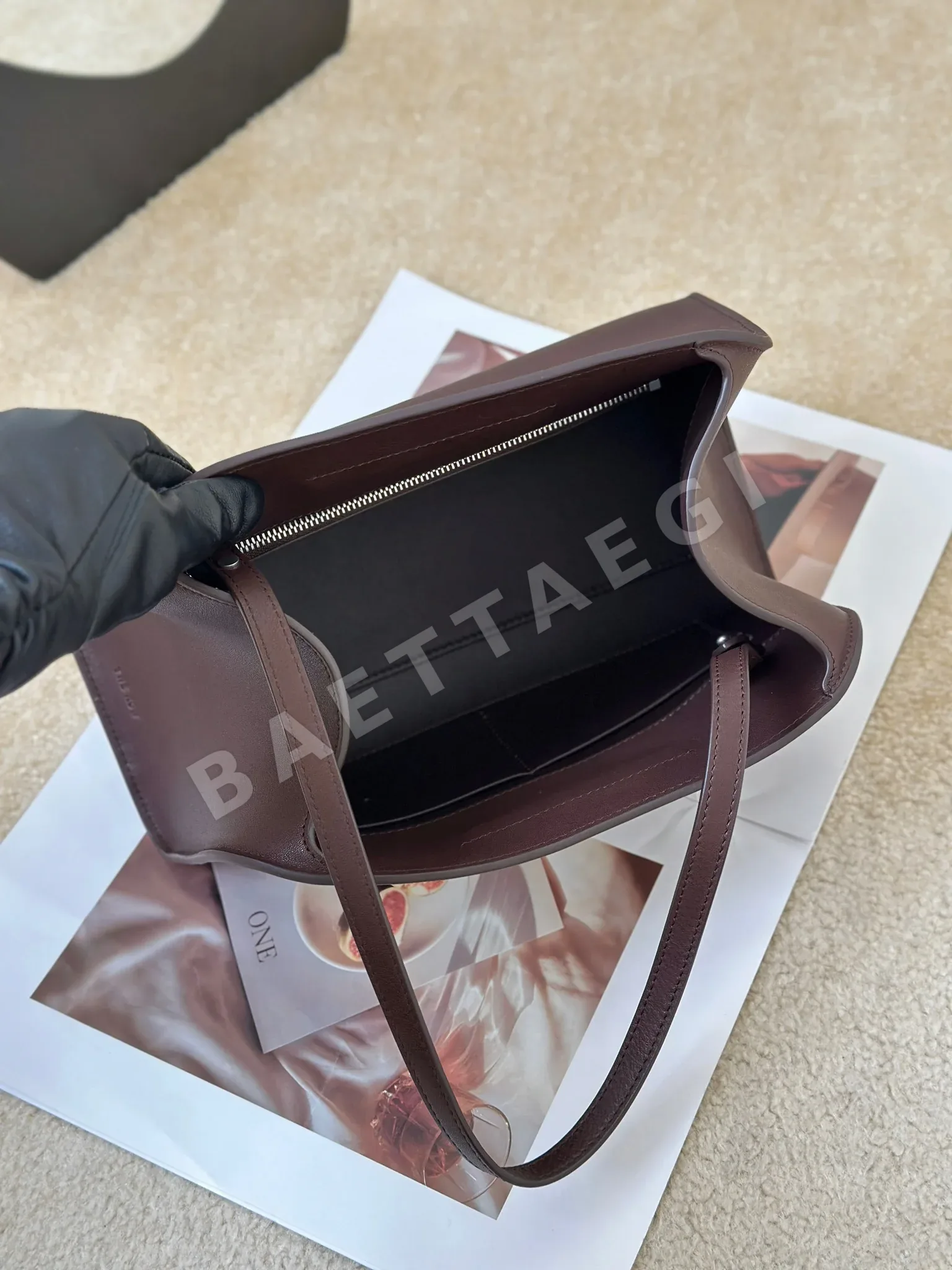 더로우 페기 클러치 가방 상세 이미지 8