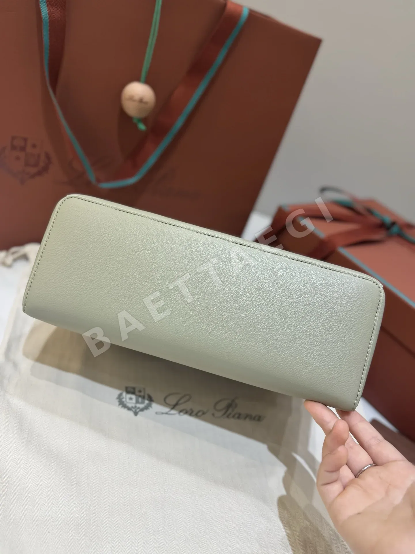 로로피아나 새들 가죽 언더암 크로스백 상세 이미지 7