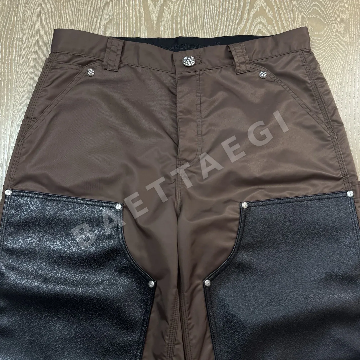 크롬하츠 은도금 장식 가죽 패치 남성 바지 상세 이미지 6