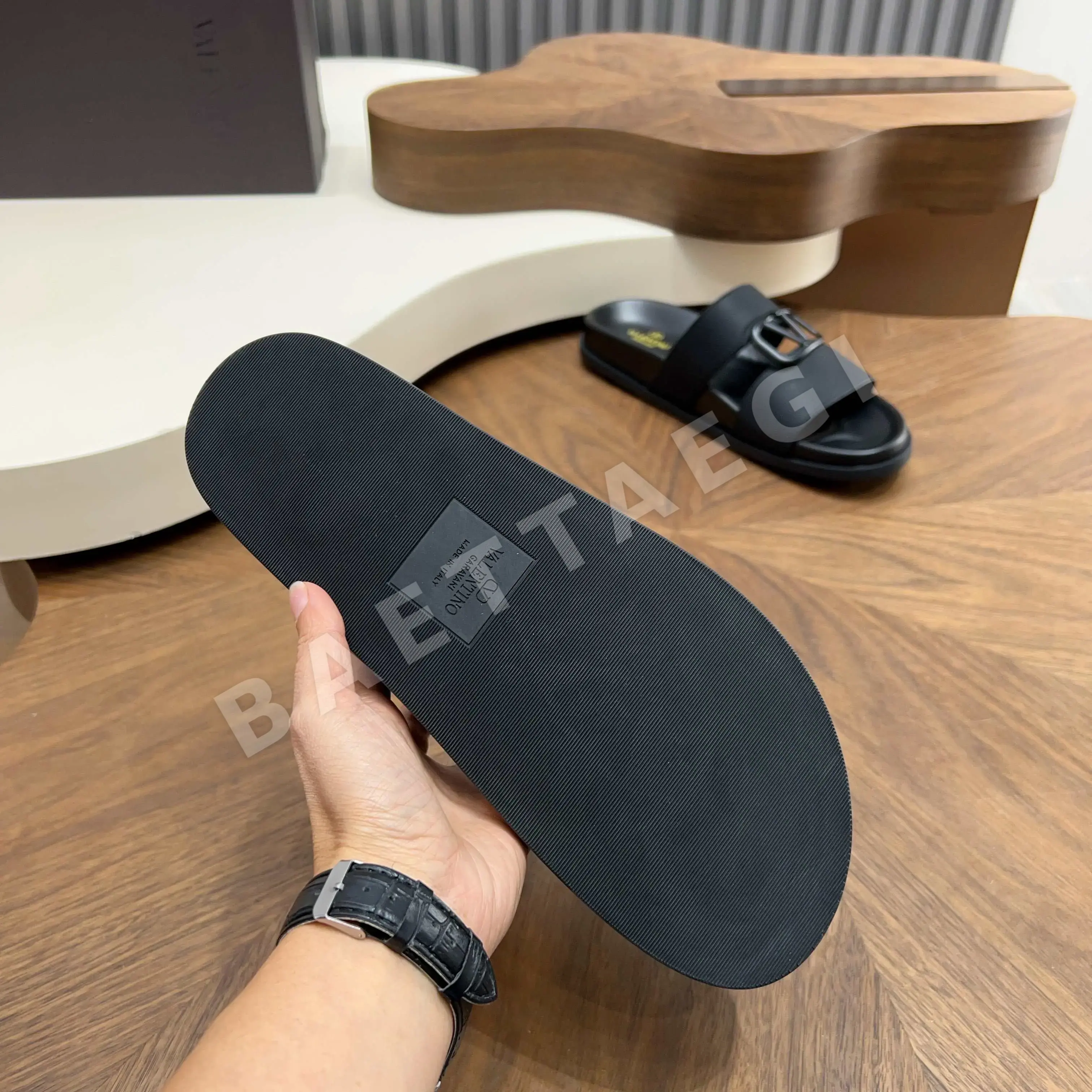 발렌티노 록스터드 샌들 장식 상세 이미지 3