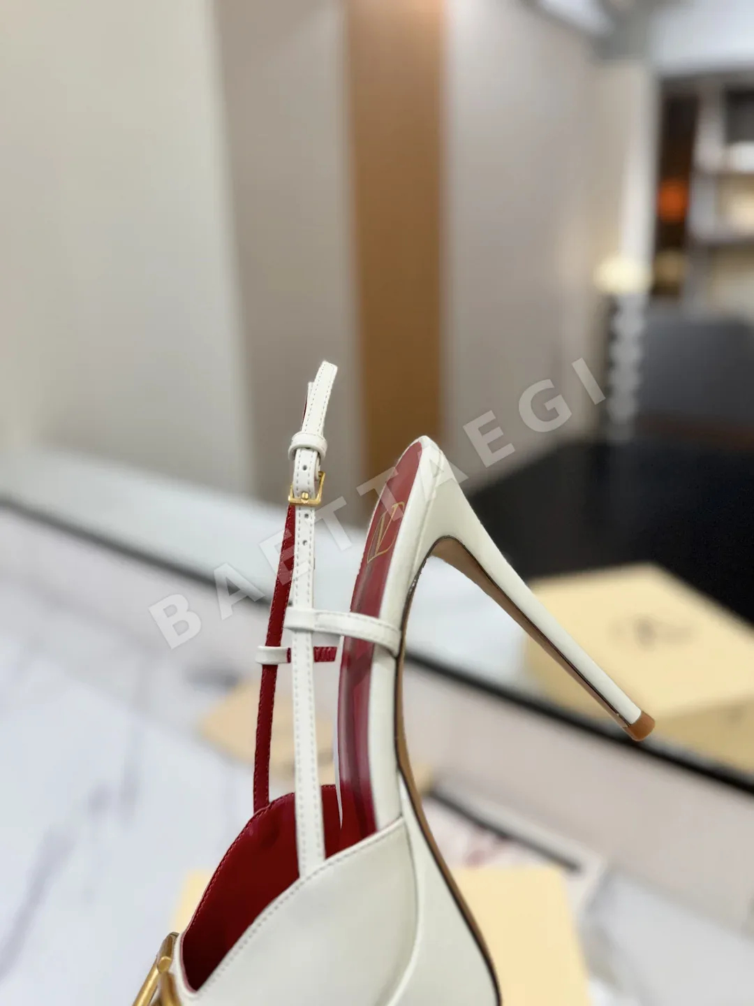 발렌티노 V 버클 뾰족코 샌들 상세 이미지 8