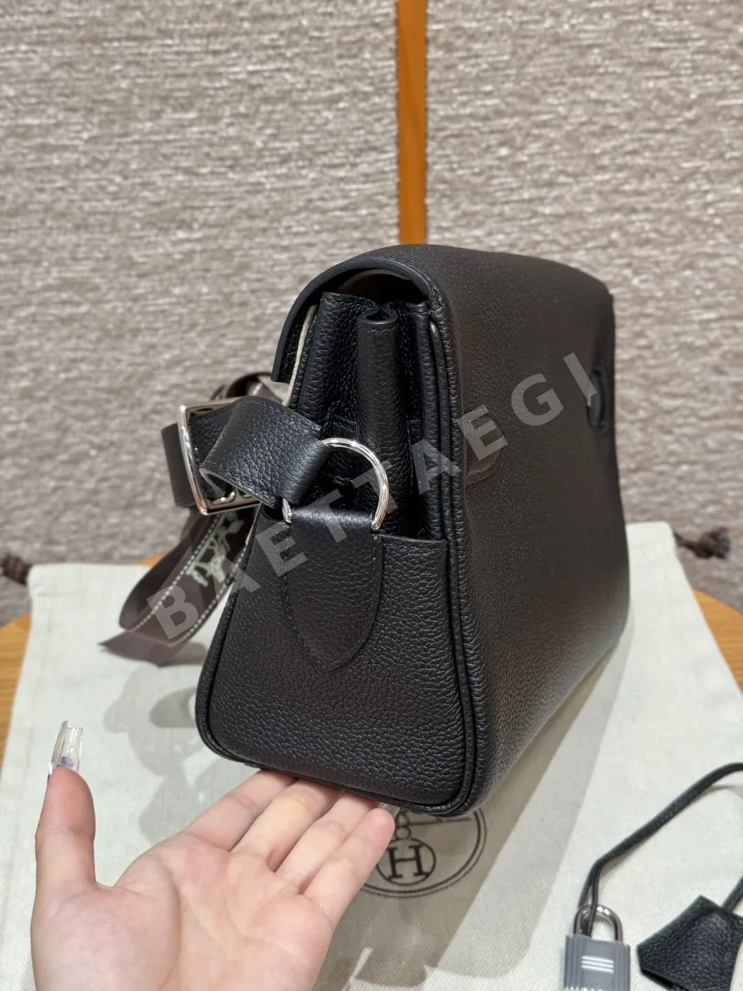 에르메스 켈리 메신저 토고 가죽 가방 상세 이미지 4