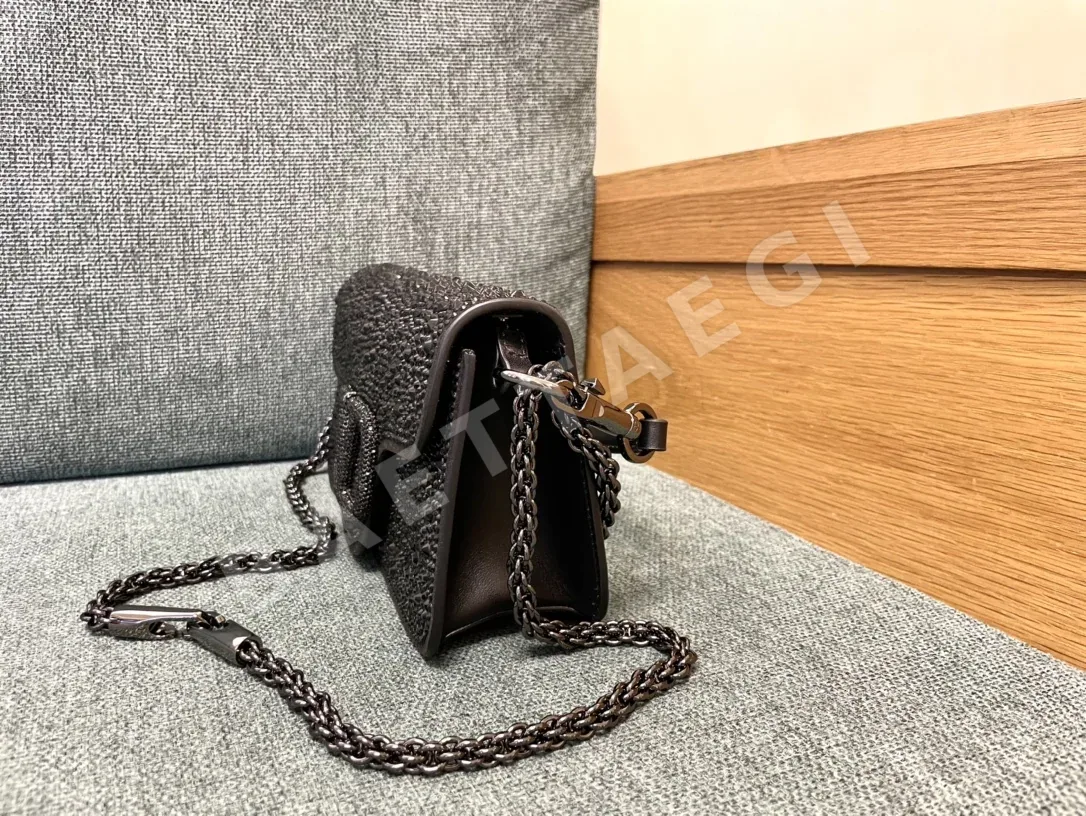 발렌티노 핫픽스 라인스톤 카프스킨 언더암 가방 상세 이미지 4