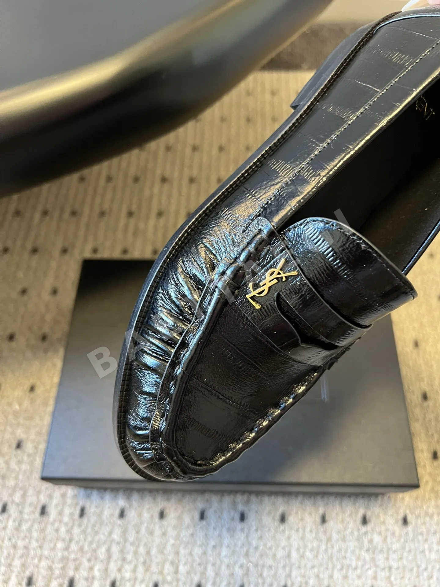 생로랑 메탈릭 YSL 로고 에나멜 로퍼 9380 상세 이미지 9