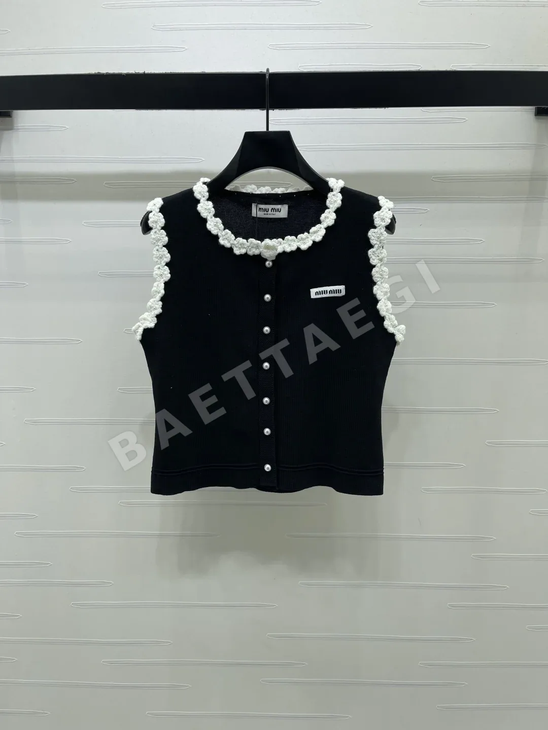 미우미우 민소매 라운드넥 베스트 & 하이웨이스트 A라인 스커트 세트 상세 이미지 2