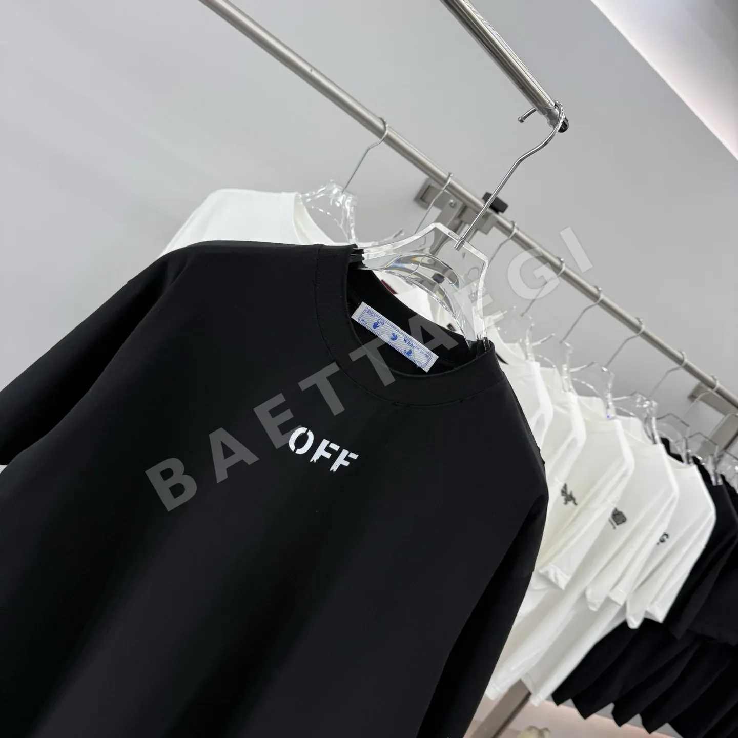 오프화이트 워시 가공 남성 크루넥 반팔 티셔츠 상세 이미지 3