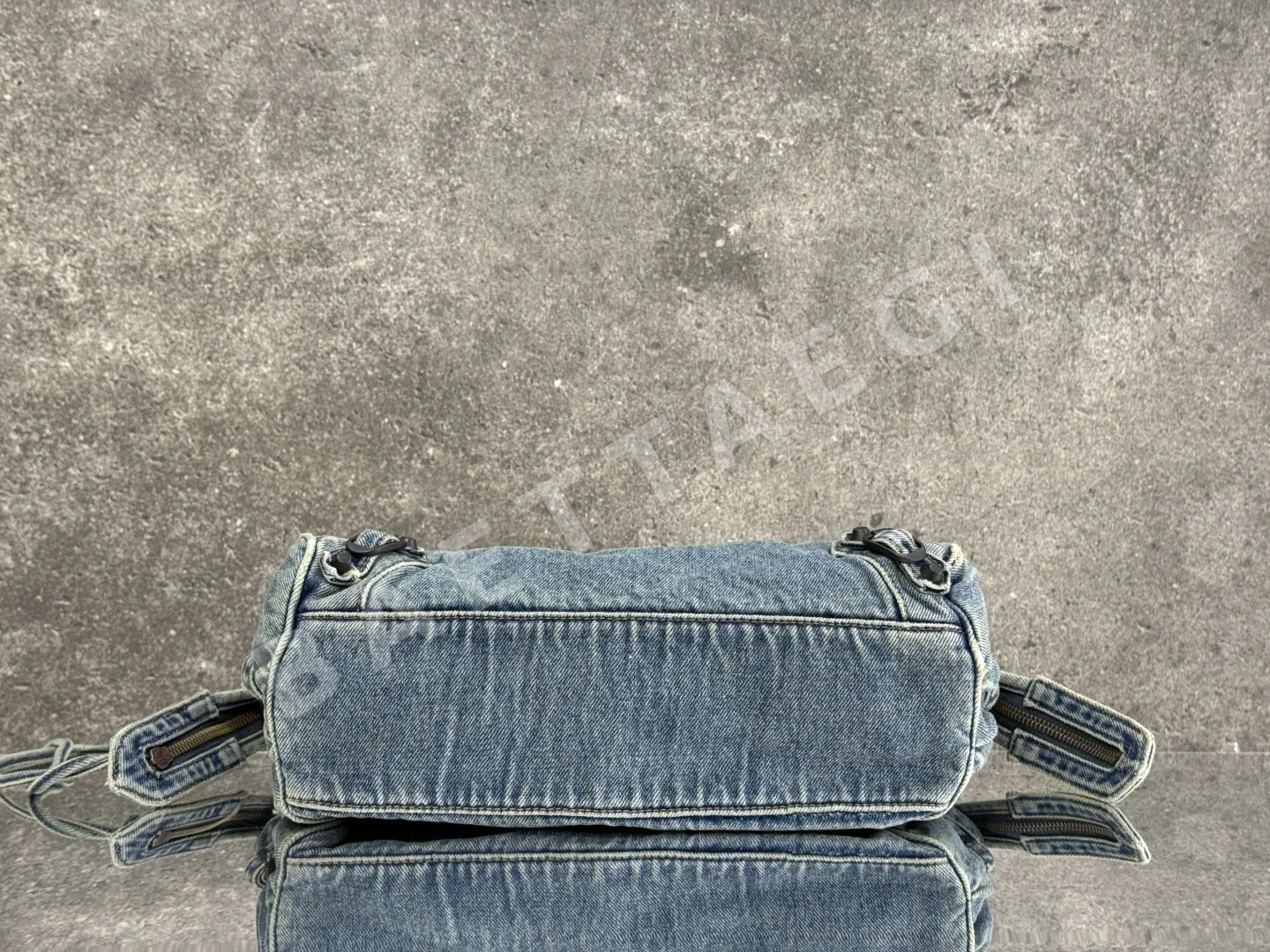 발렌시아가 워시드 데님 모터사이클 숄더백 상세 이미지 5