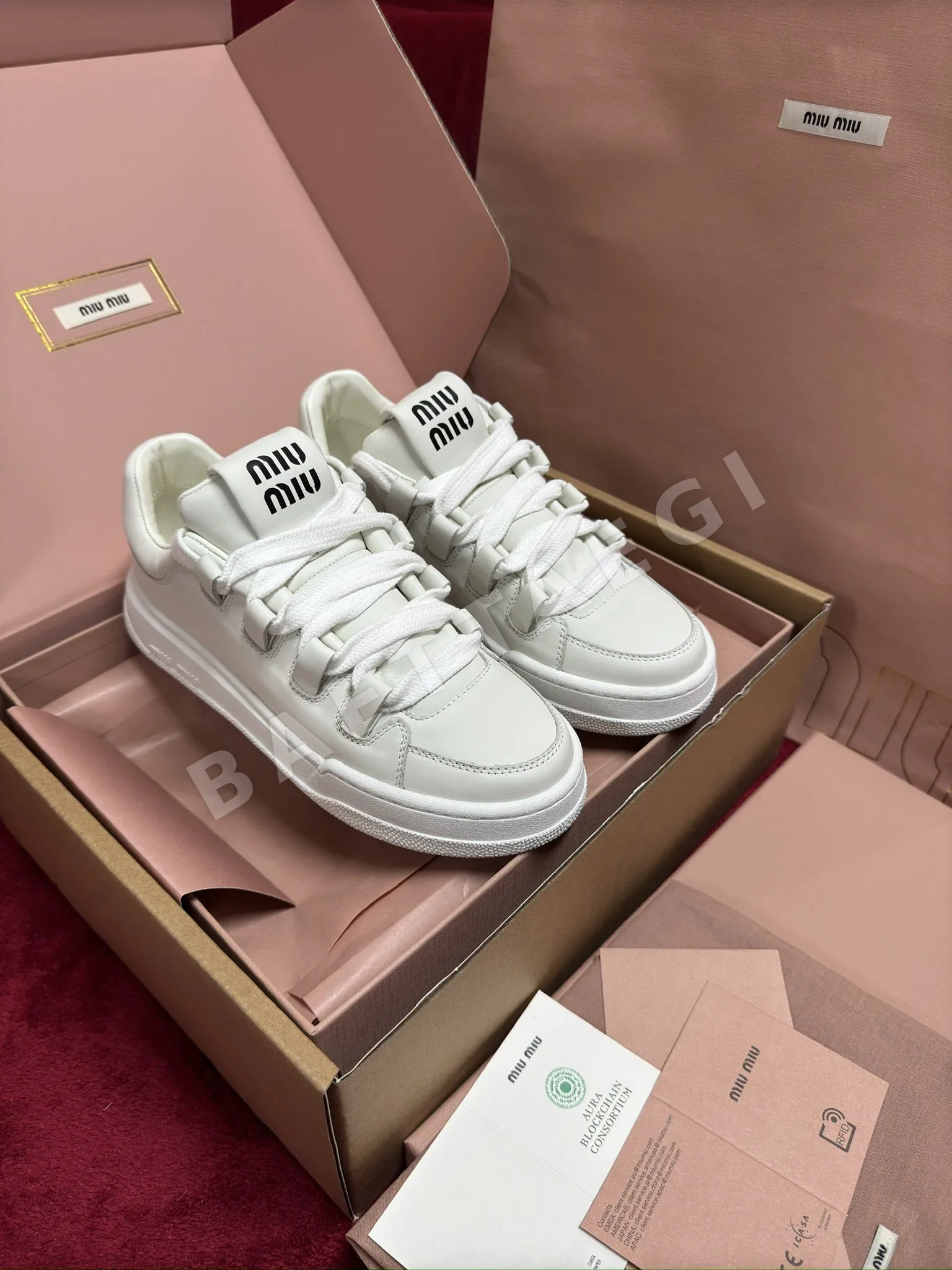 미우미우 화이트 레더 스니커즈 93723