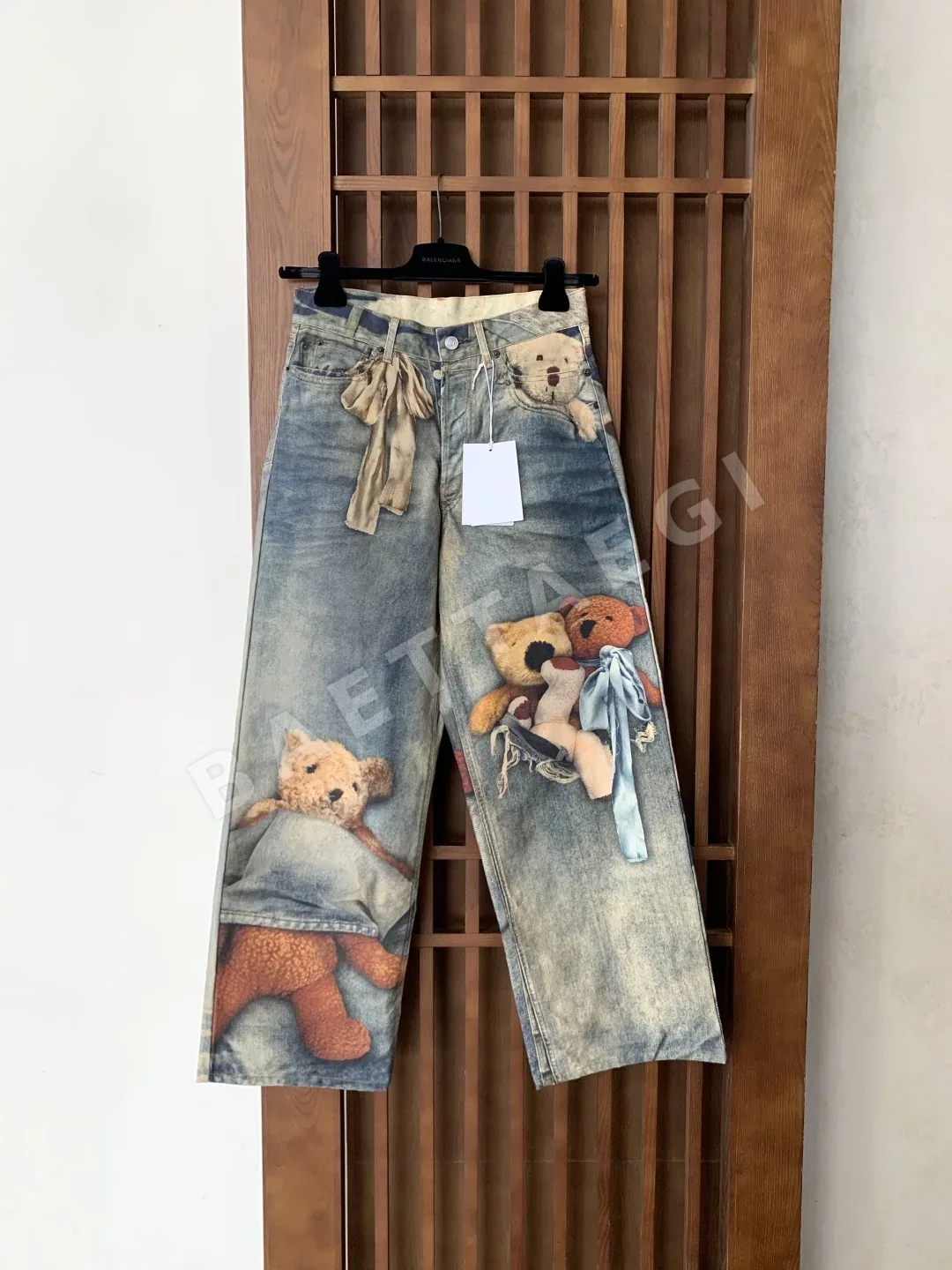 디올 3D 테디베어 프린트 루즈핏 데님 바지