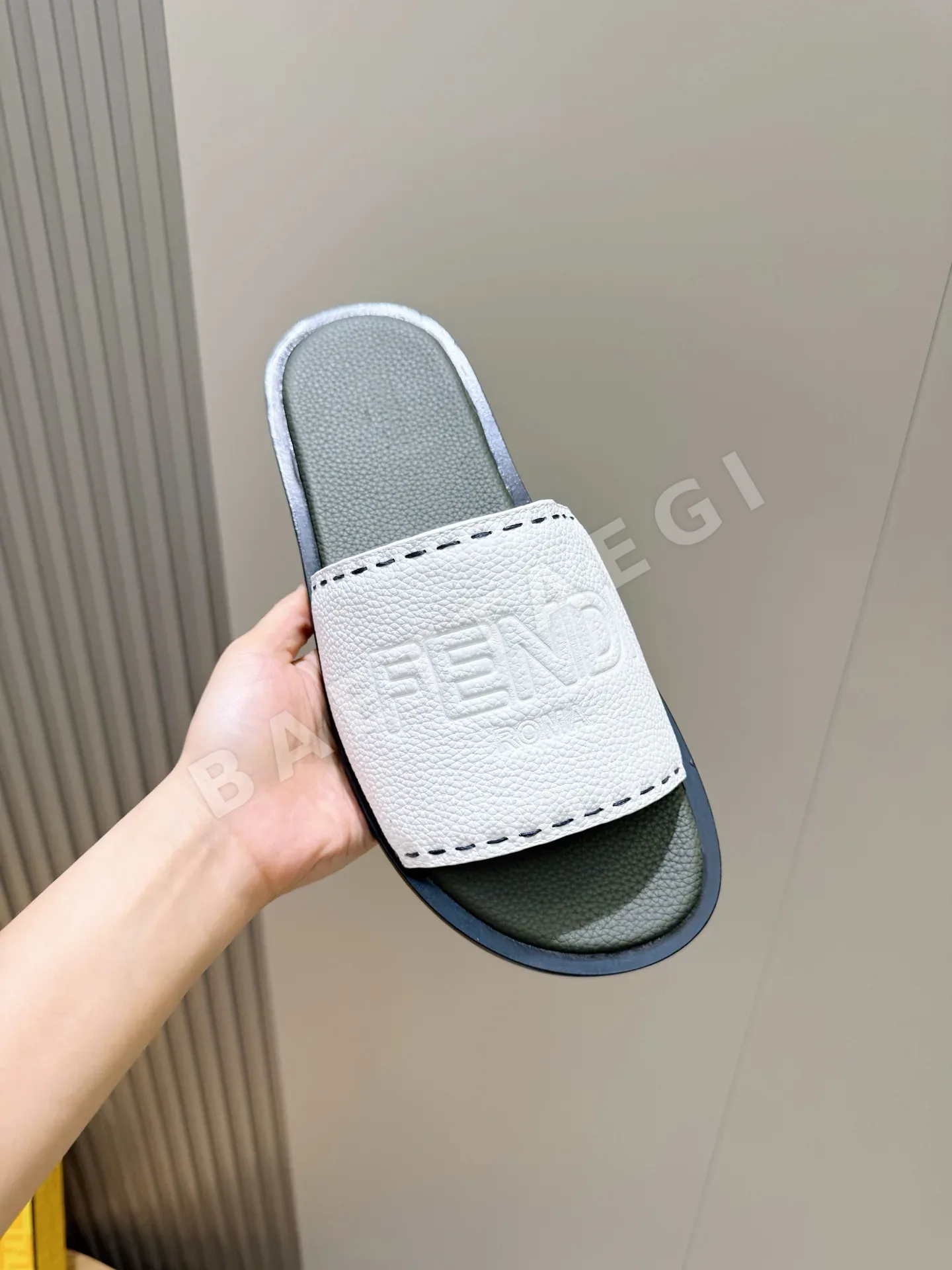 펜디 본피 가죽 스트랩 남성 샌들 상세 이미지 4
