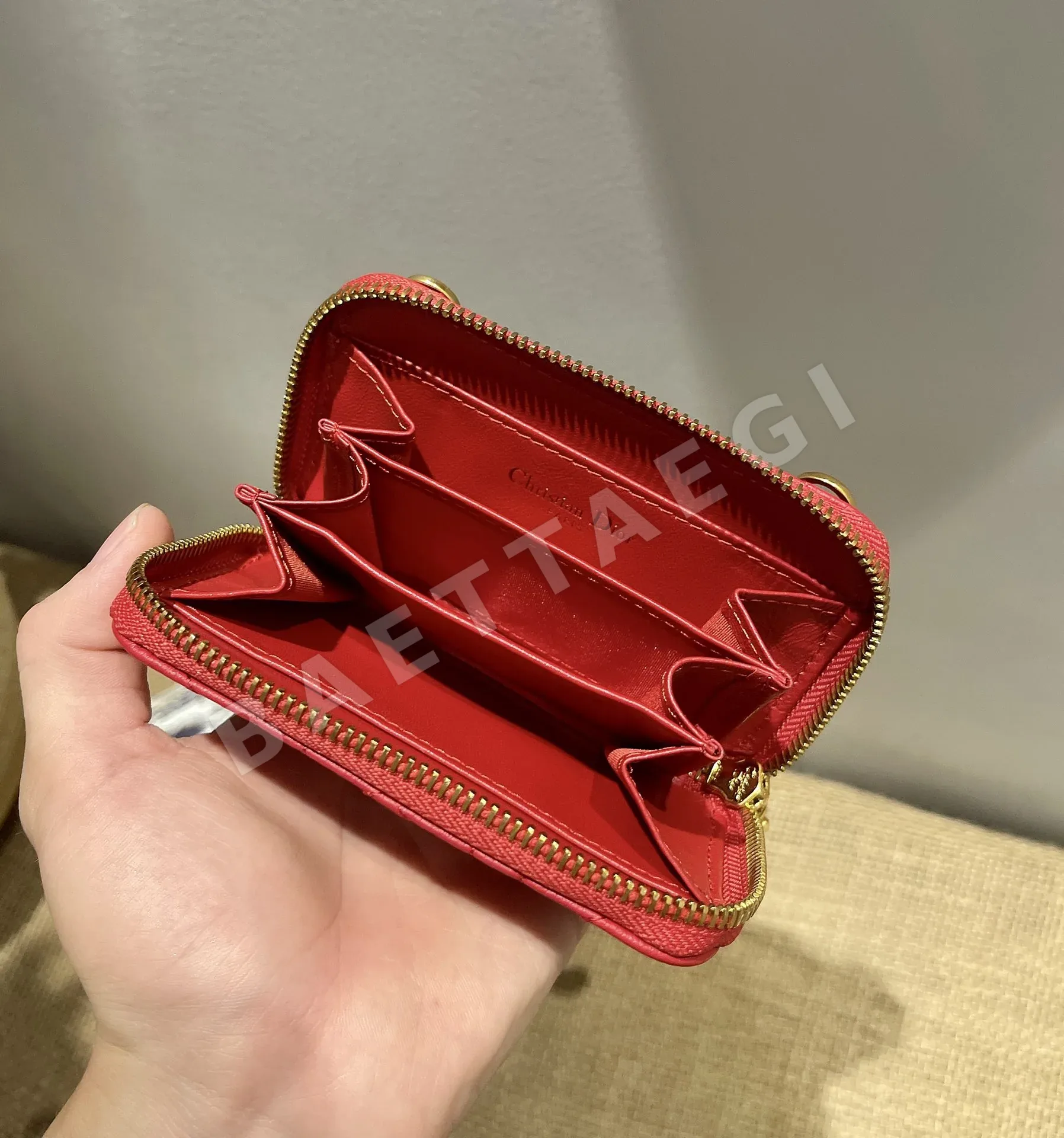 디올 카로 가죽 지퍼 지갑 상세 이미지 4