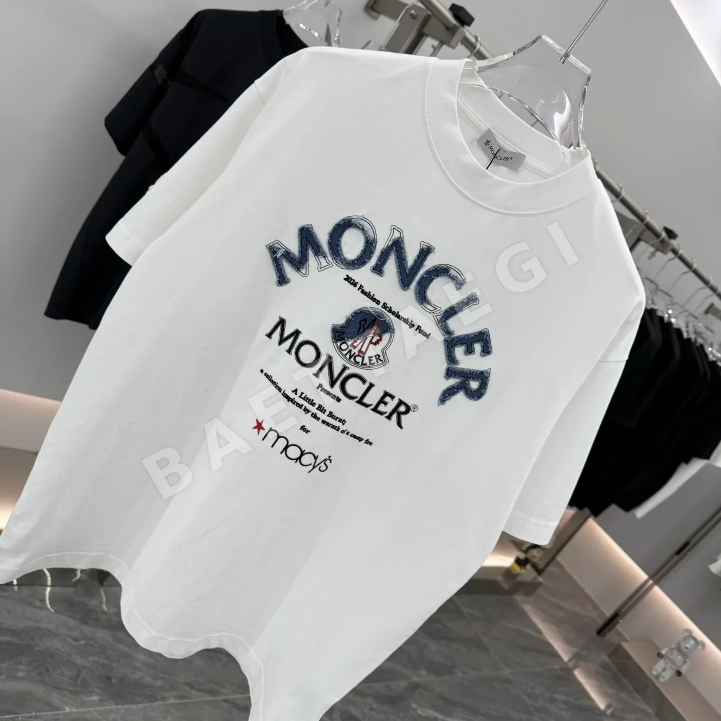 몽클레르 데님 아플리케 자수 반팔 티셔츠 상세 이미지 5