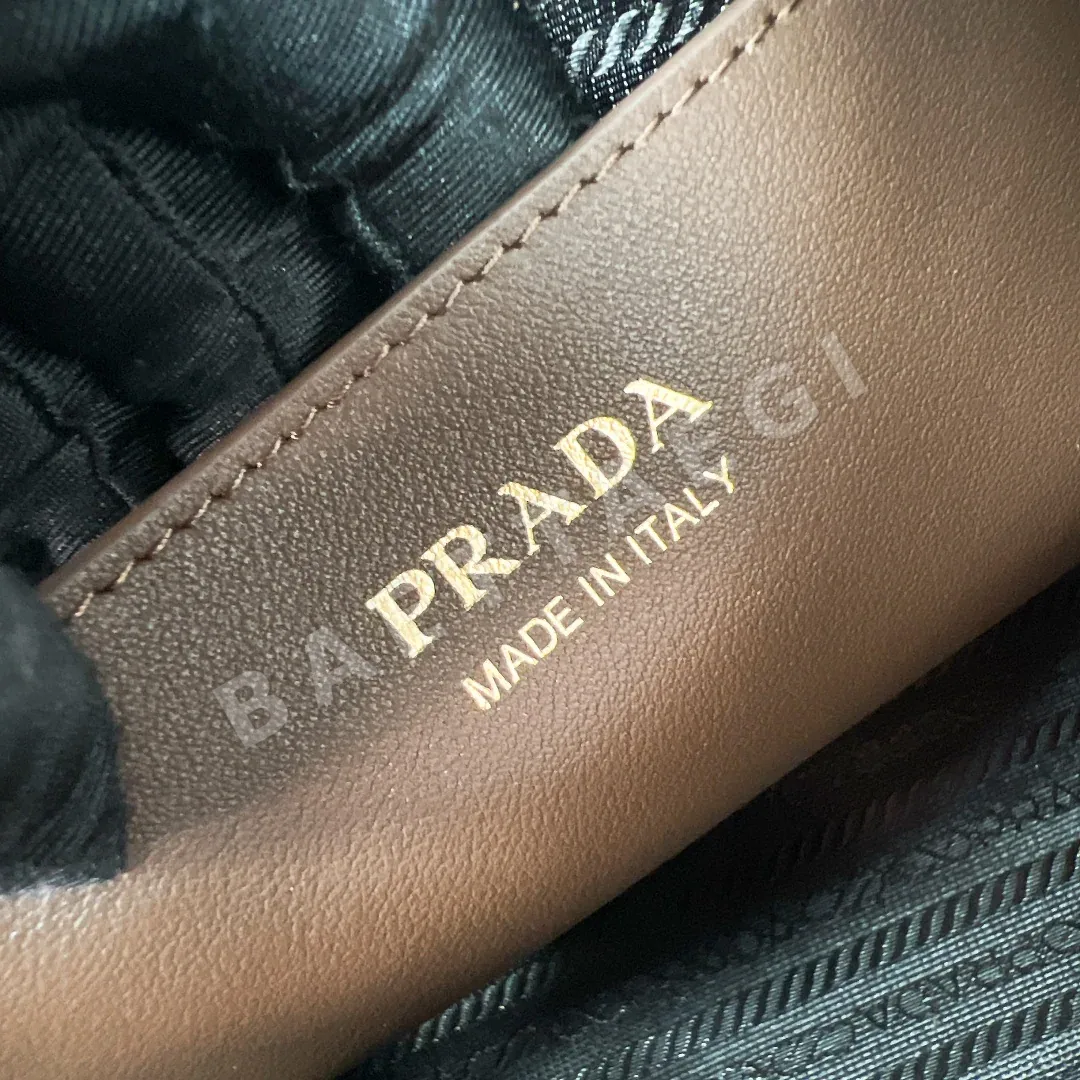 프라다 소프트 그레인 스웨이드 런치백 1BA451 상세 이미지 9