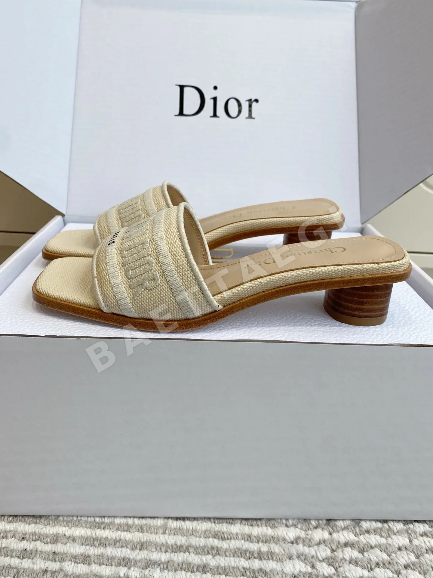 디올 드웨이 3D 자수 뮬 상세 이미지 4