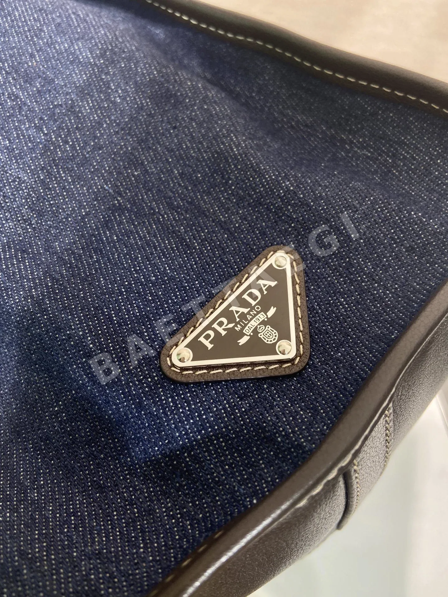 프라다 보니 데님 가죽 숄더백 2VG128 상세 이미지 7