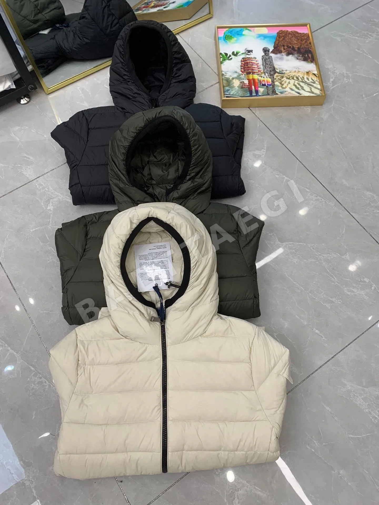 몽클레르 여성 후드 슬림핏 다운 패딩 상세 이미지 8