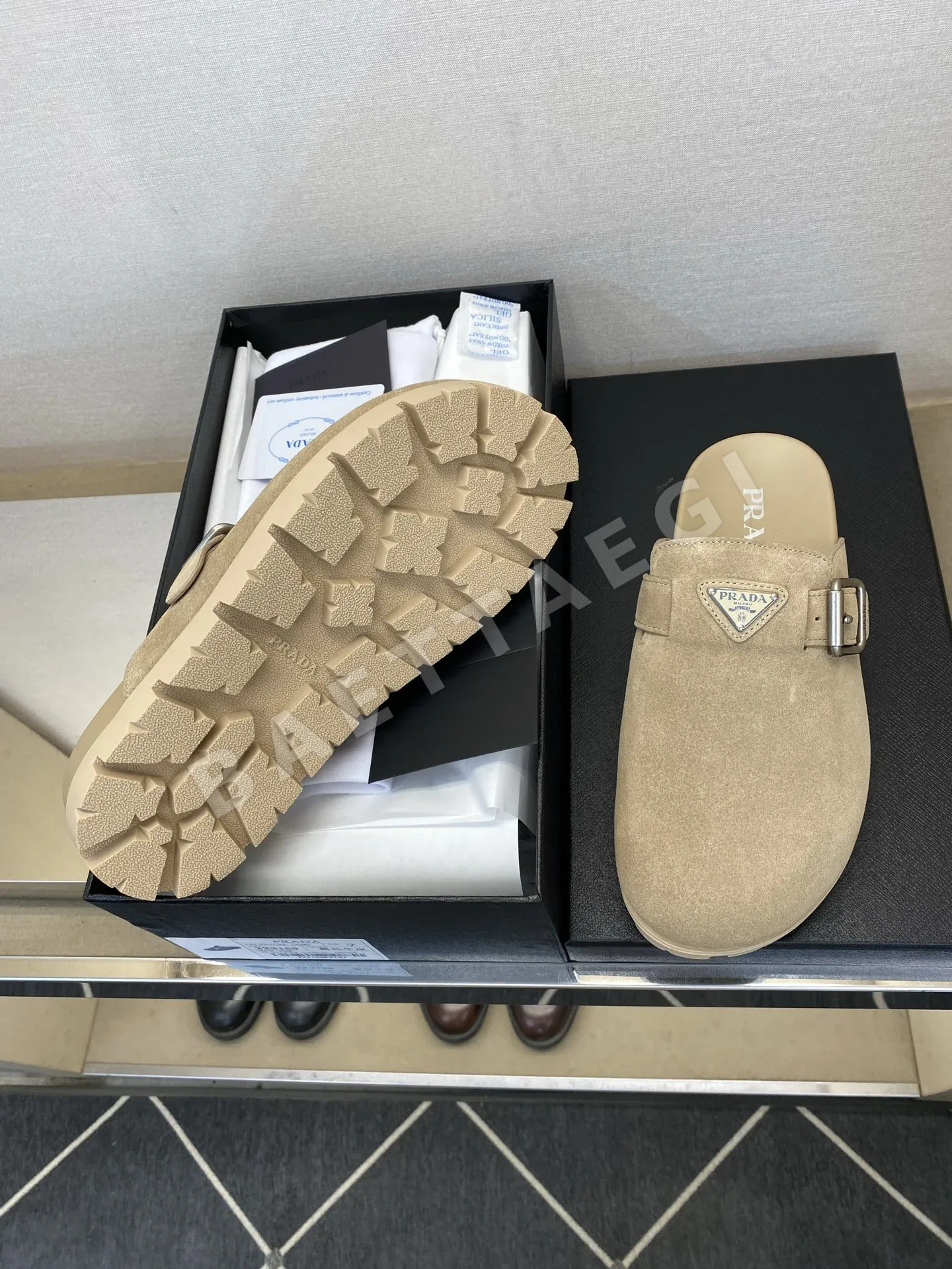 프라다 가죽 남성 뮬 상세 이미지 9