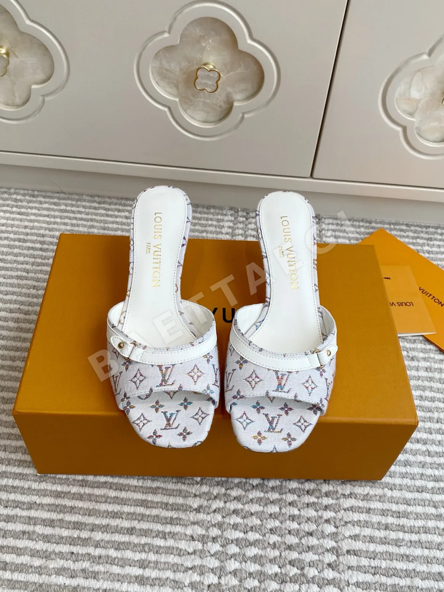 루이비통 LV 키티 스퀘어토 뮬힐 41836