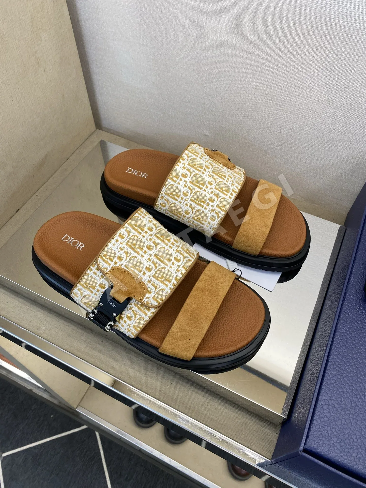 디올 자수 캔버스 버클 남성 슬리퍼 상세 이미지 3