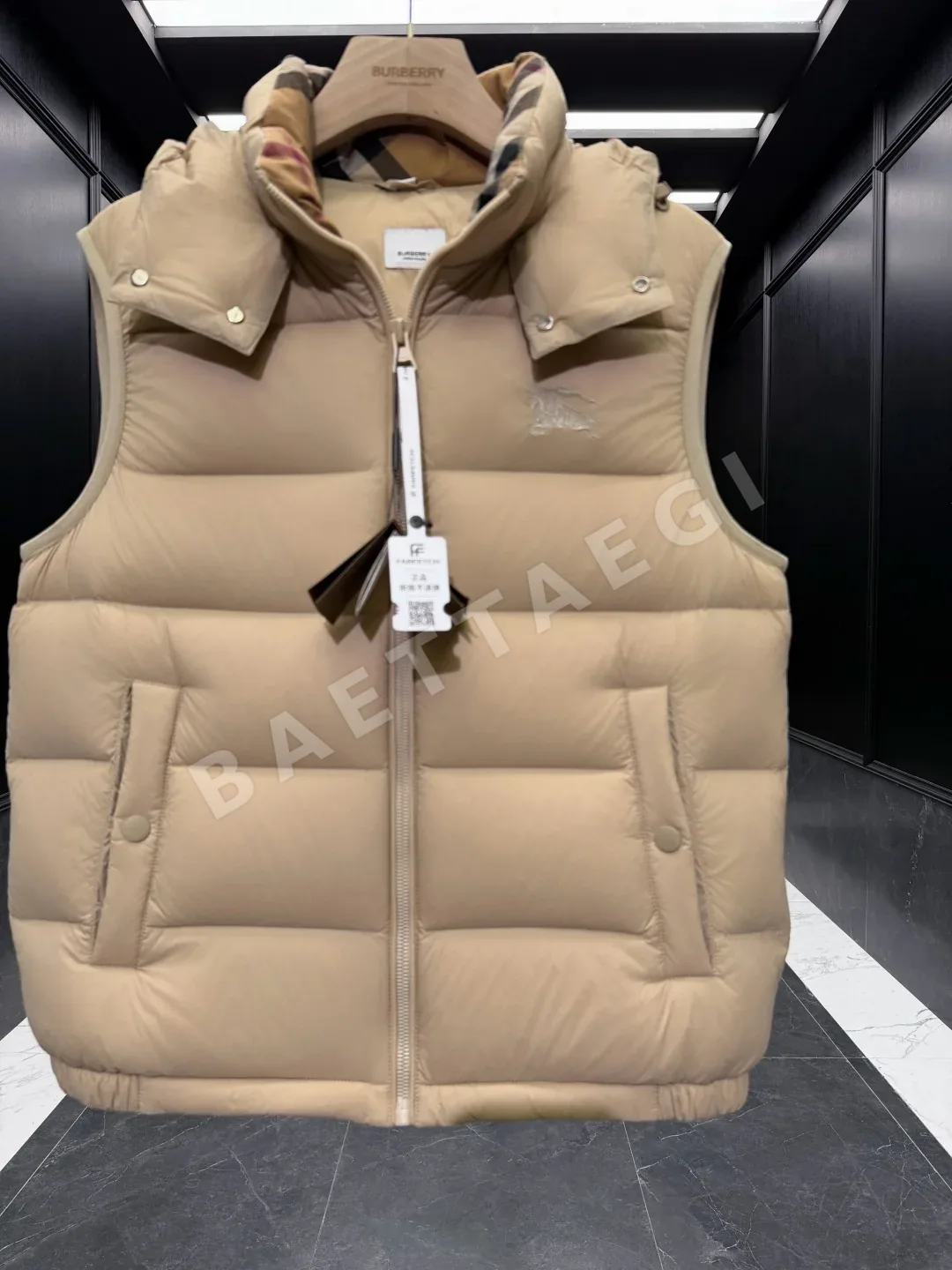버버리 자수 장식 승마 후드 체크 다운 베스트 상세 이미지 7
