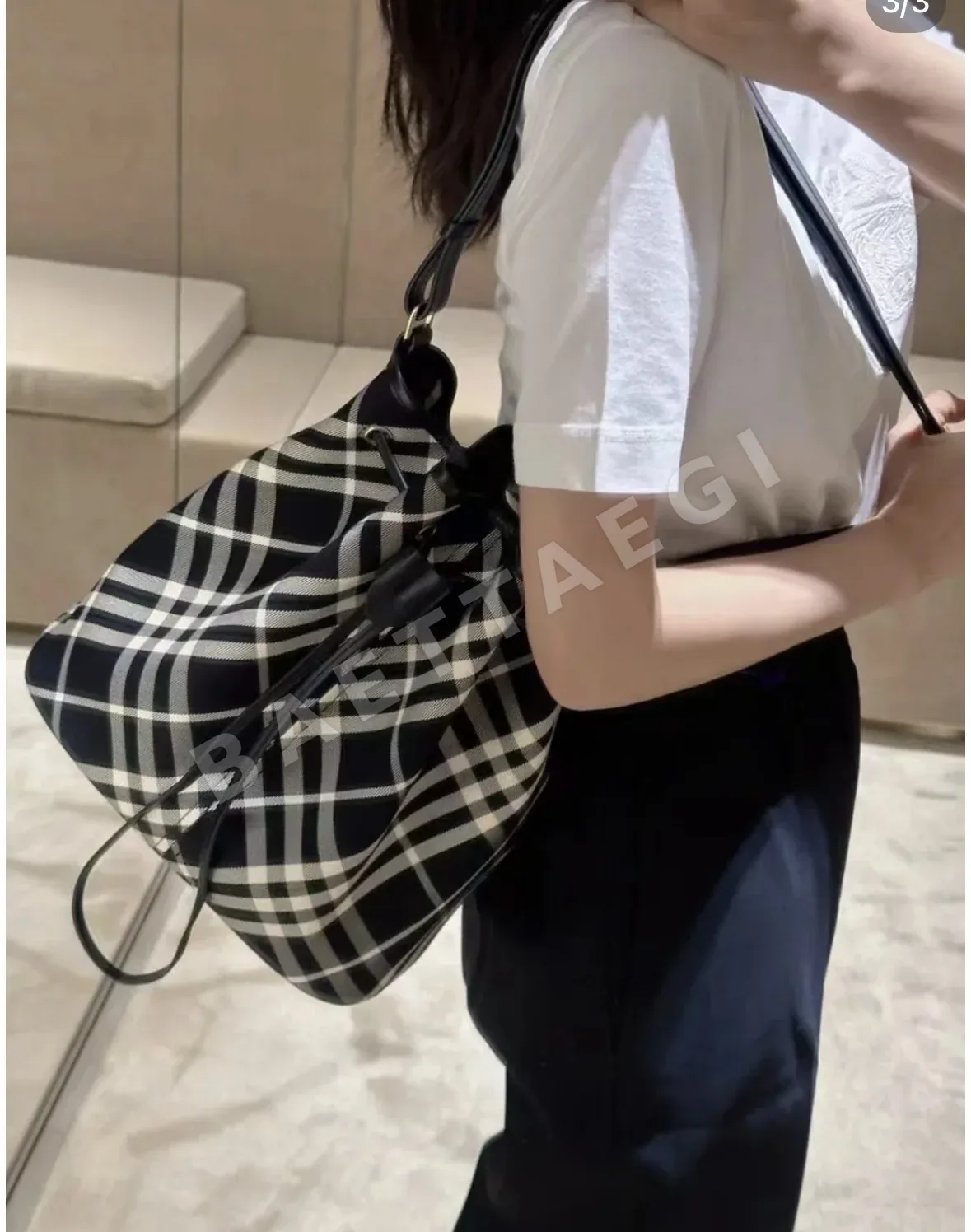 버버리 체크무늬 검은색 버킷백 상세 이미지 2