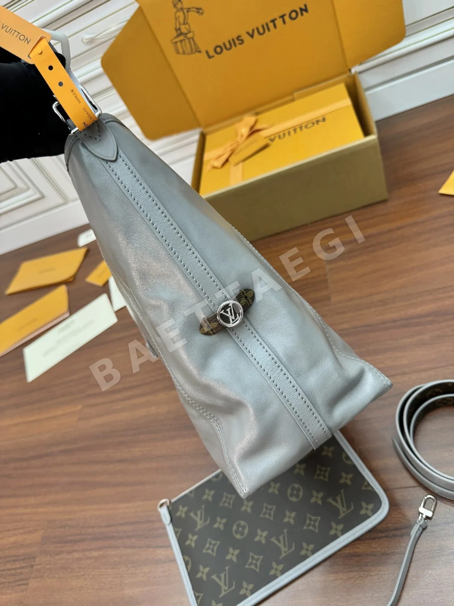 루이비통 M12583 가방 상세 이미지 7