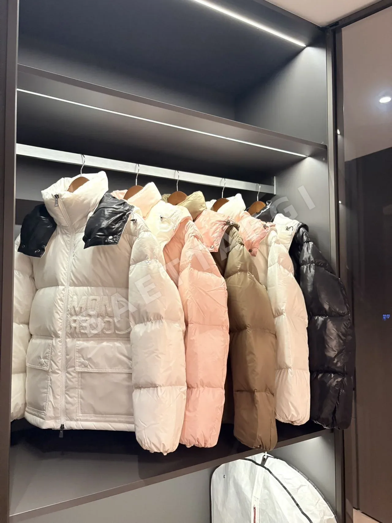 몽클레르 아베(Moncler Abbaye) 다운 재킷 상세 이미지 6