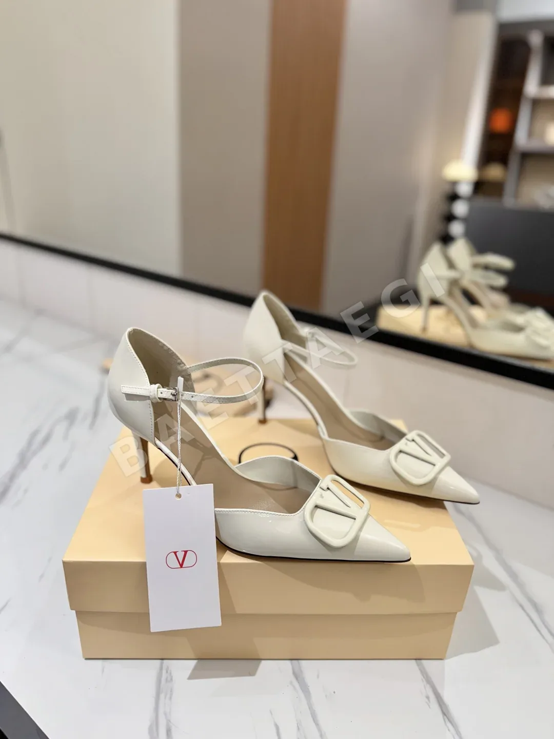 발렌티노 뾰족 앞코 하이힐 샌들 V 버클 샌들 105576