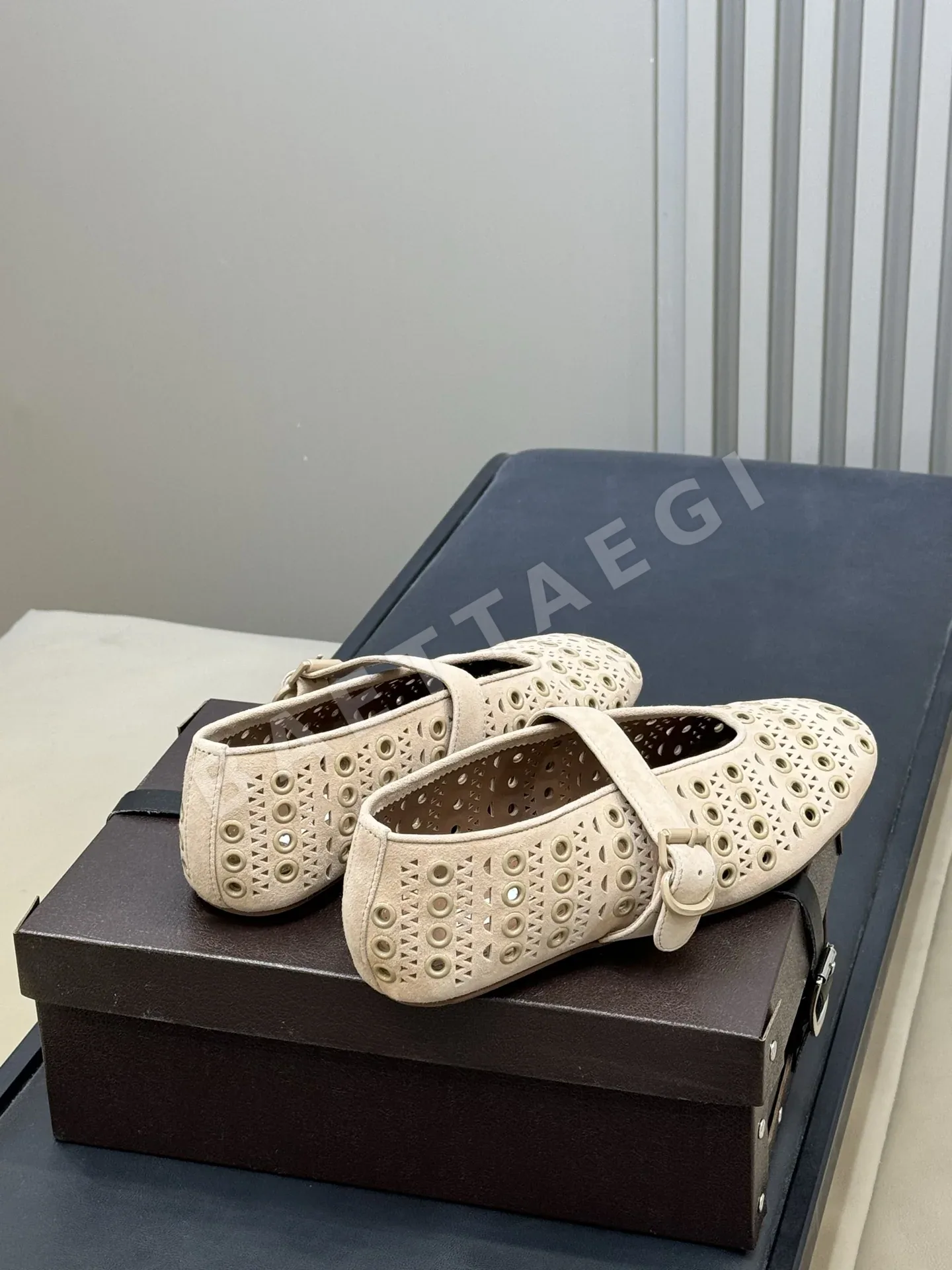 알라이아 램스킨 메탈릭 아이렛 발레 슈즈 상세 이미지 3