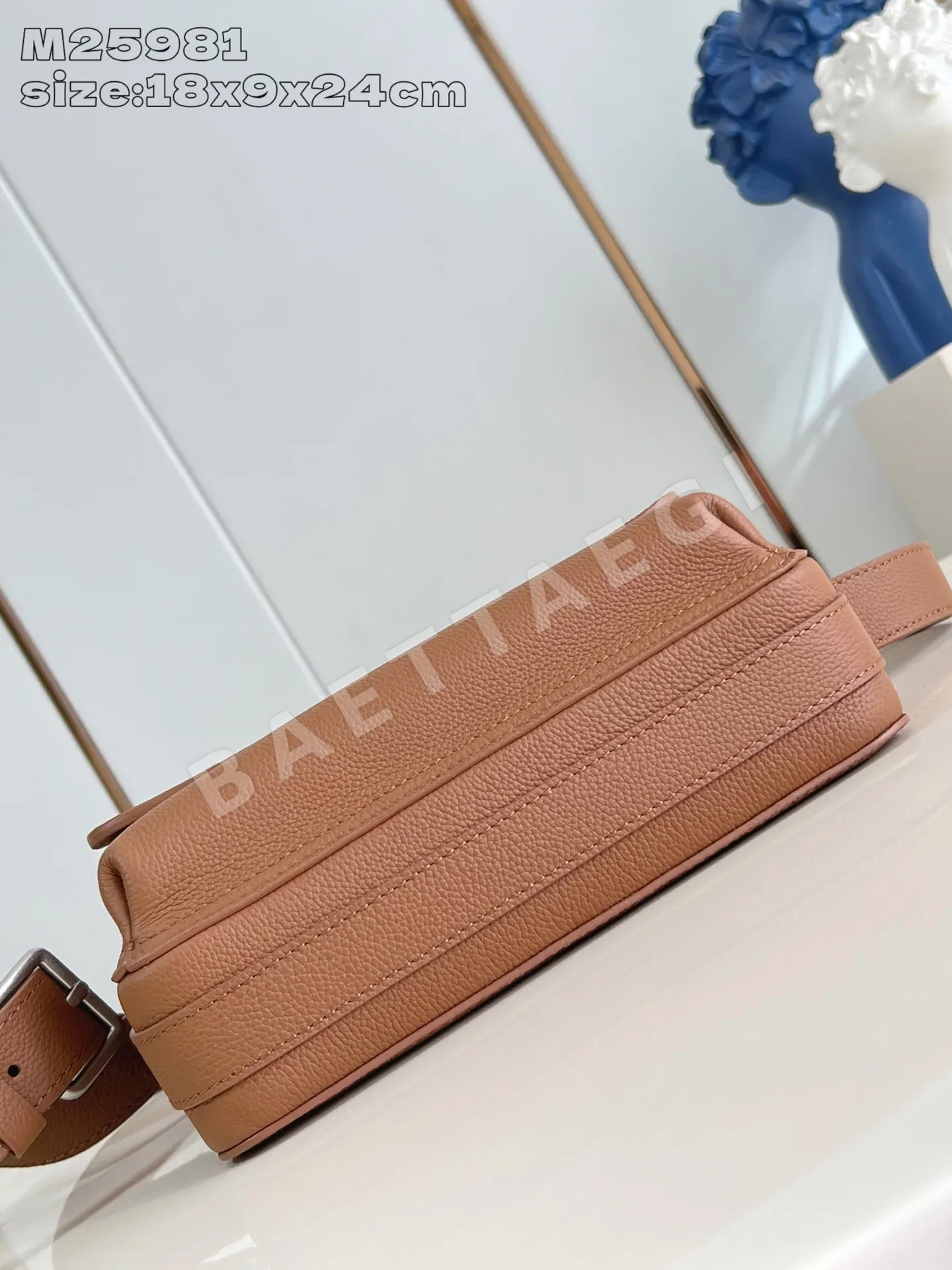 루이비통 M25981 보딩 메신저백 상세 이미지 5