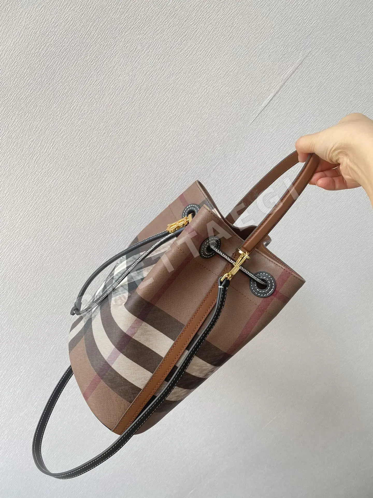 버버리 버치우드 브라운 버킷백 상세 이미지 3