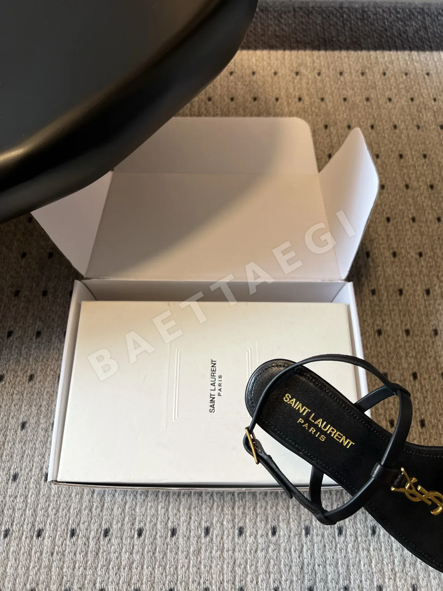 생로랑 YSL 버클 플립플랍 샌들 상세 이미지 8