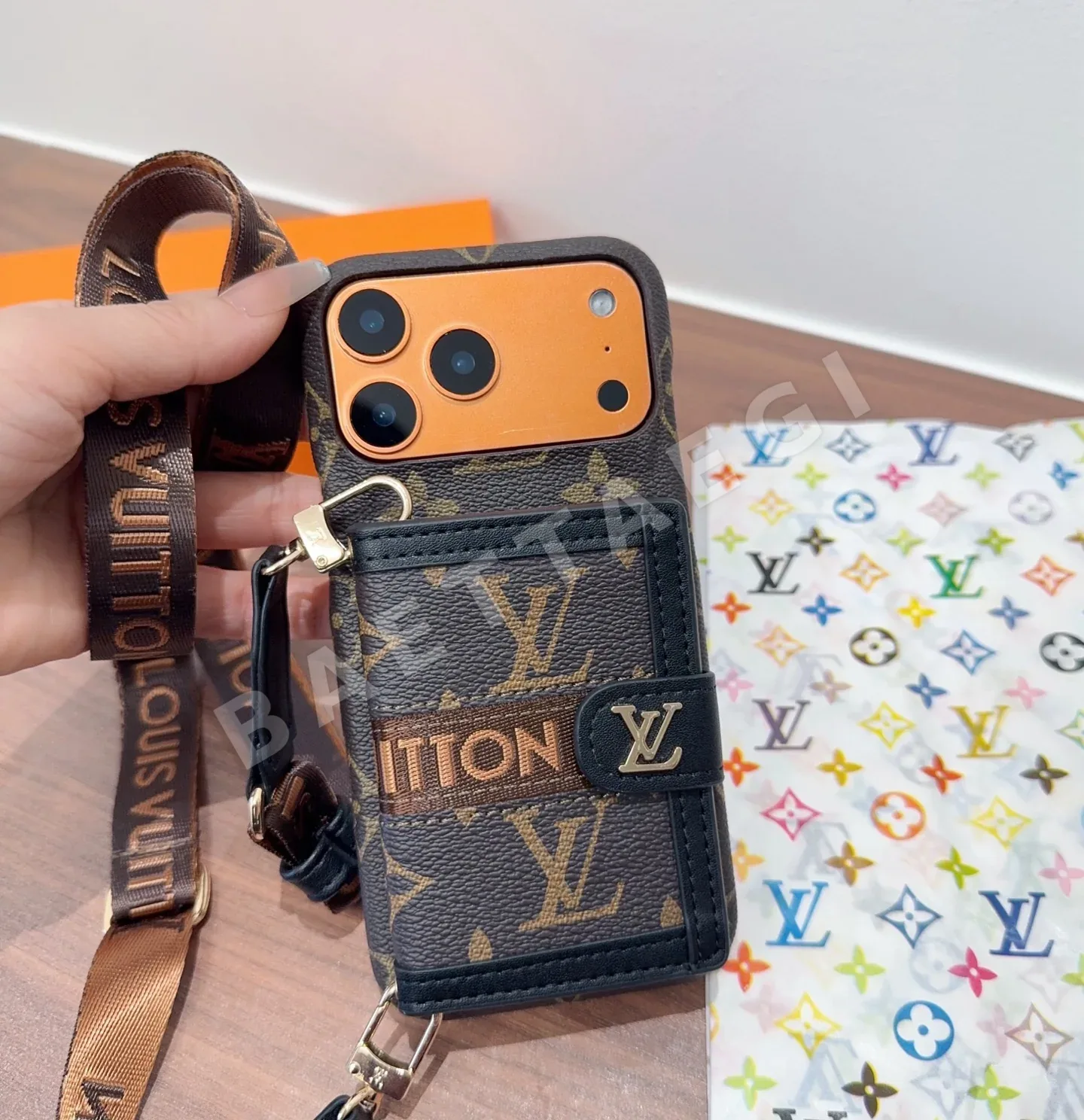 루이비통 LV 웨빙 크로스바디 카드홀더 폰 케이스 상세 이미지 4