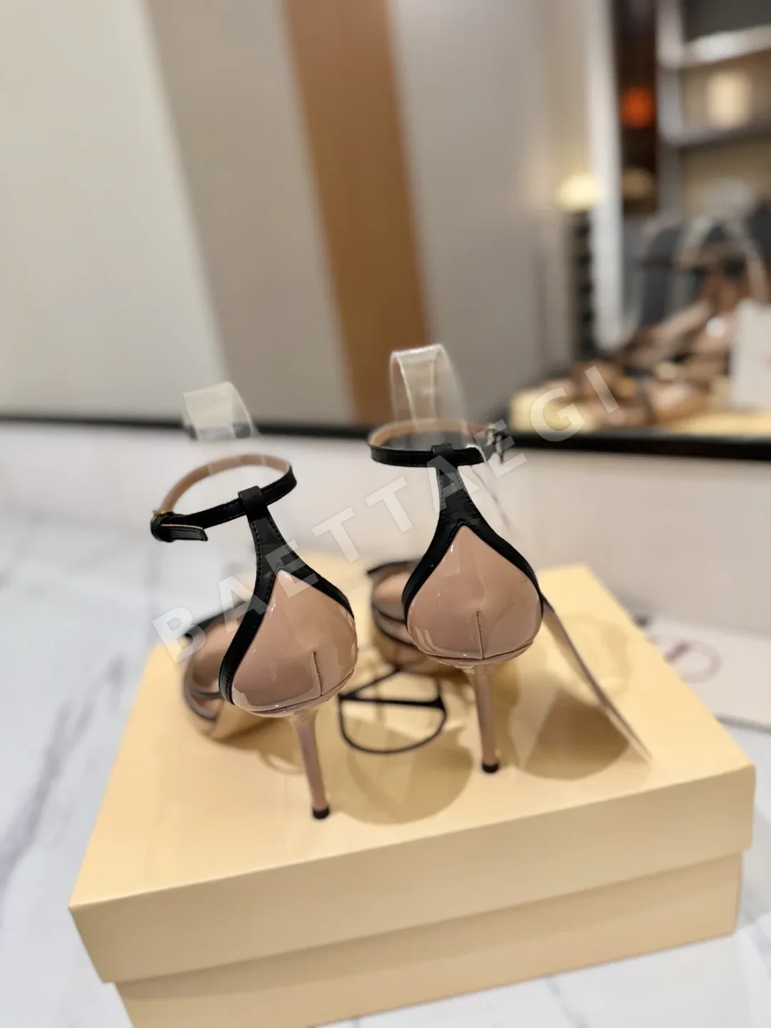 발렌티노 구리색 V 버클 오픈 힐 샌들 상세 이미지 8