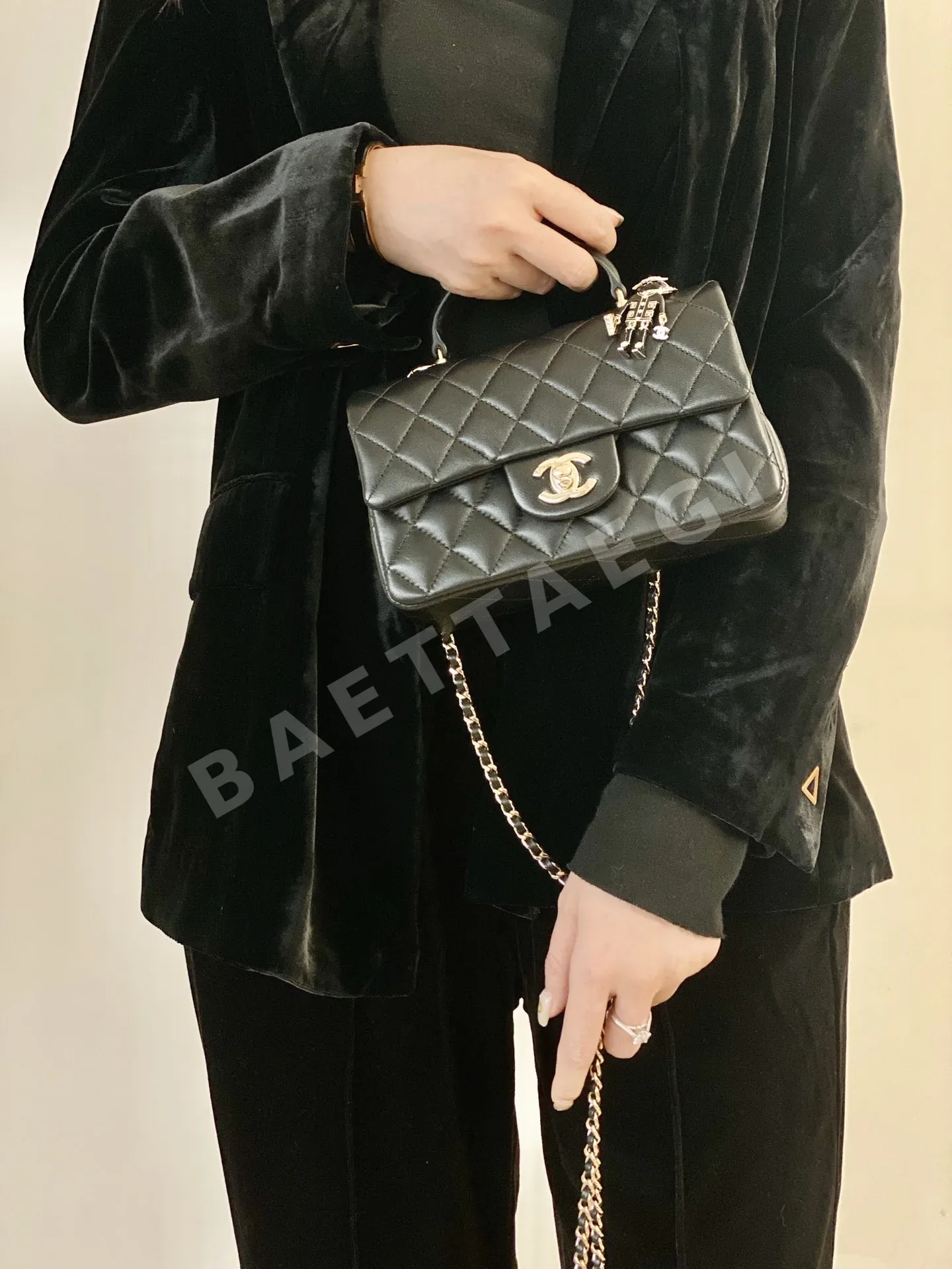 샤넬 램스킨 블랙 미니 플랩 핸드백 참 장식 상세 이미지 5
