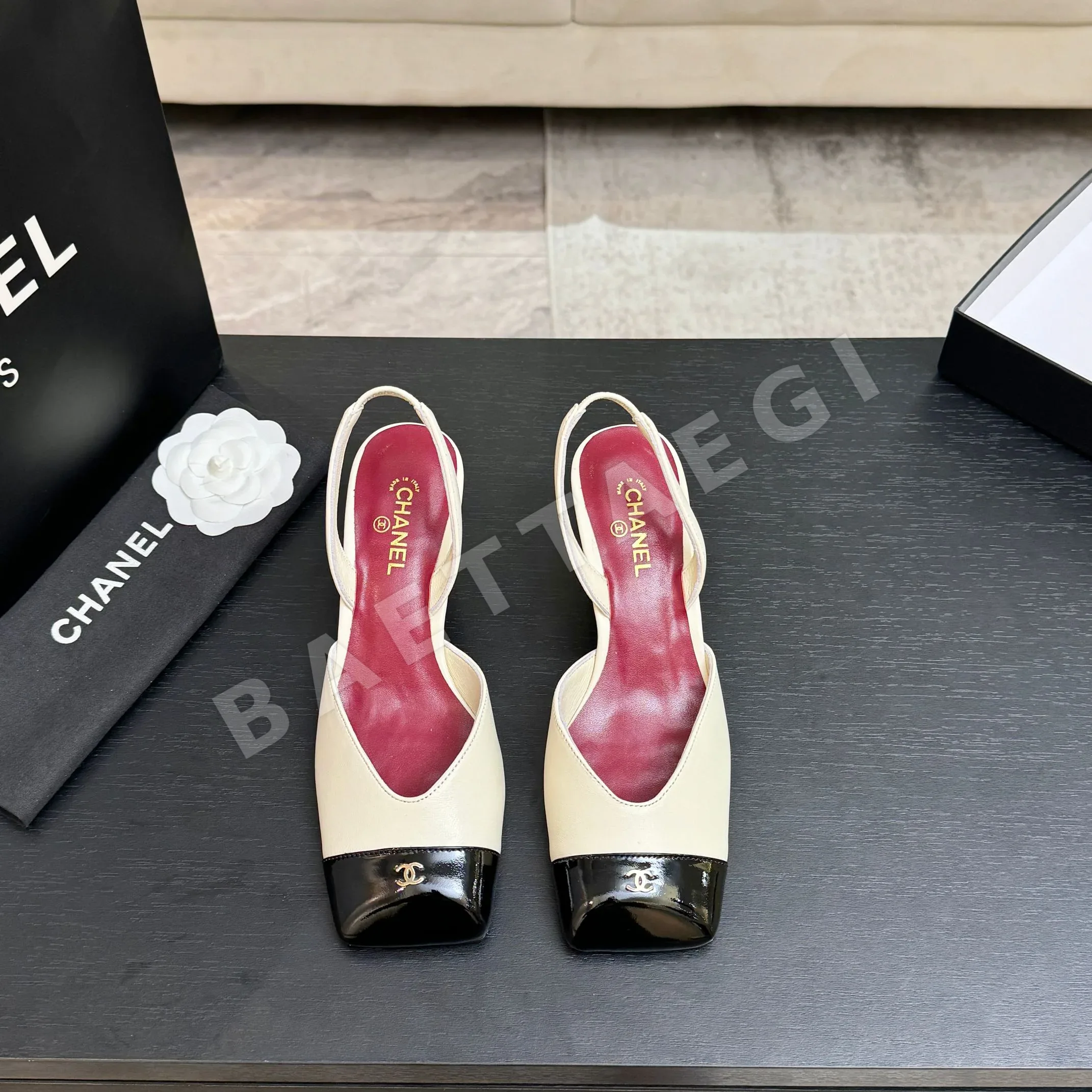 샤넬 더블 C 스티치 스퀘어토 백리스 샌들 98598