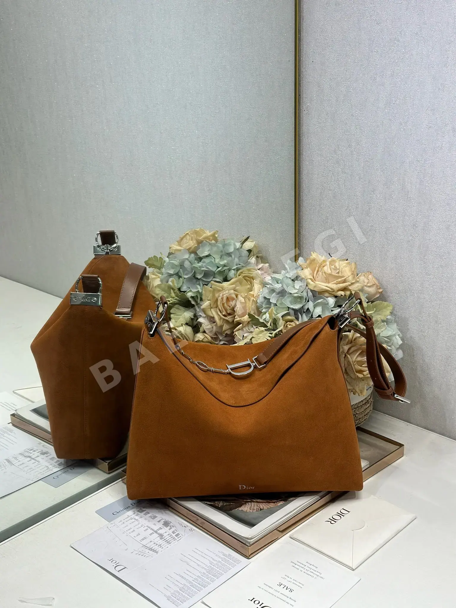 디올 라지 호보 스웨이드 가죽 가방 상세 이미지 1