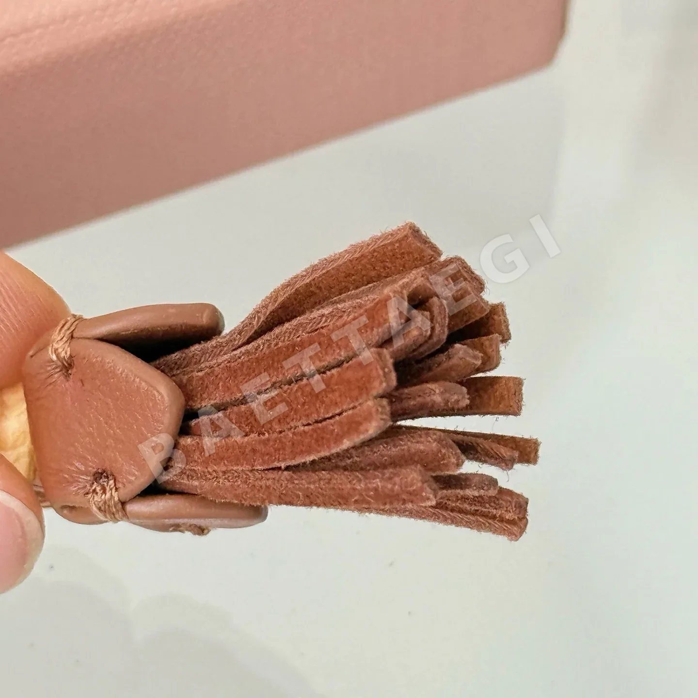 미우미우 투톤 가죽 태슬 키링 상세 이미지 6