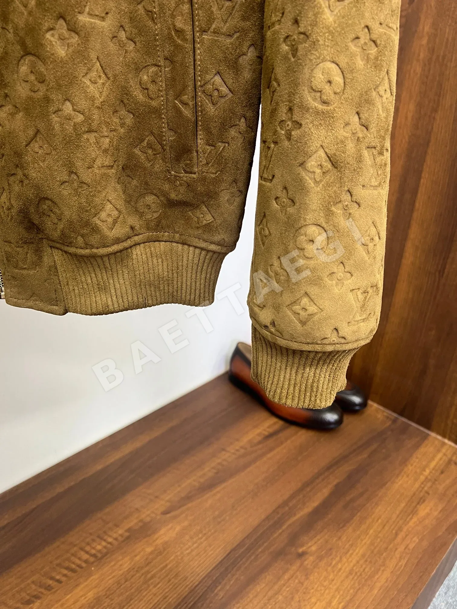 루이비통 모노그램 프린트 스웨이드 램스킨 스탠드 카라 자켓 상세 이미지 6