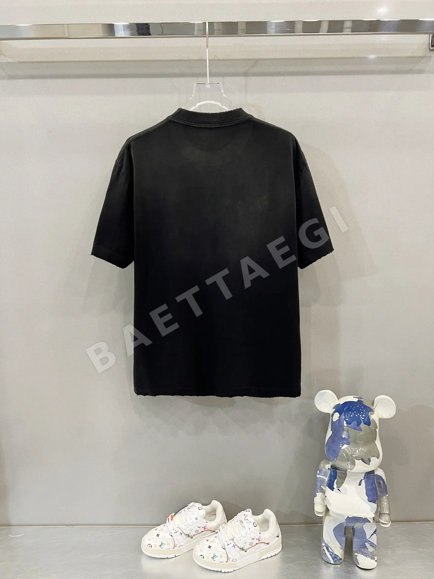 발렌티노 플로킹 로고 워시드 크루넥 반팔 티셔츠 상세 이미지 2