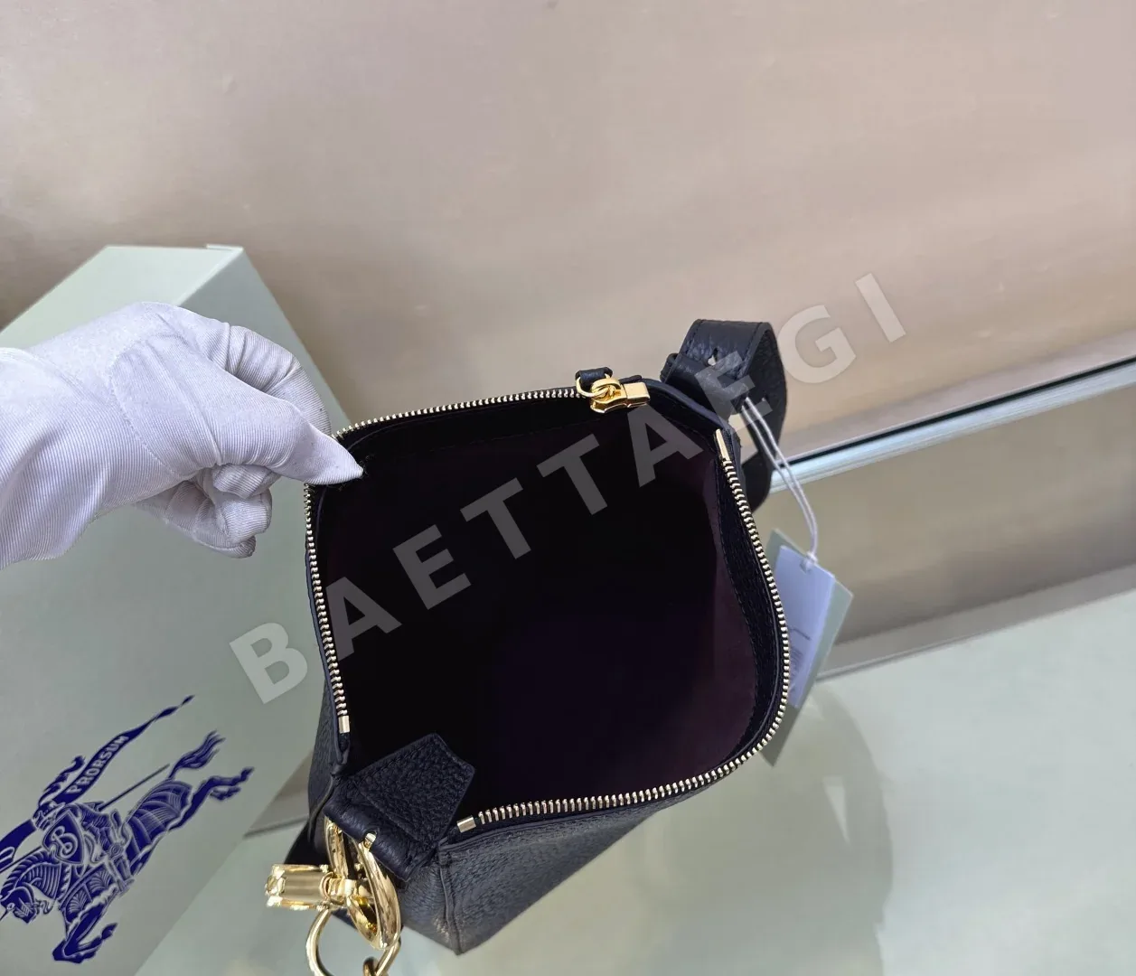 버버리 그레인드 카프스킨 나이트 워리어 숄더백 상세 이미지 5