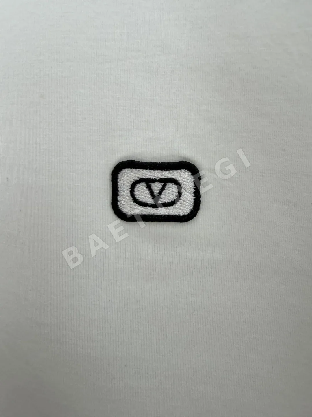 발렌티노 V 로고 3D 자수 남성 반팔 티셔츠 상세 이미지 5