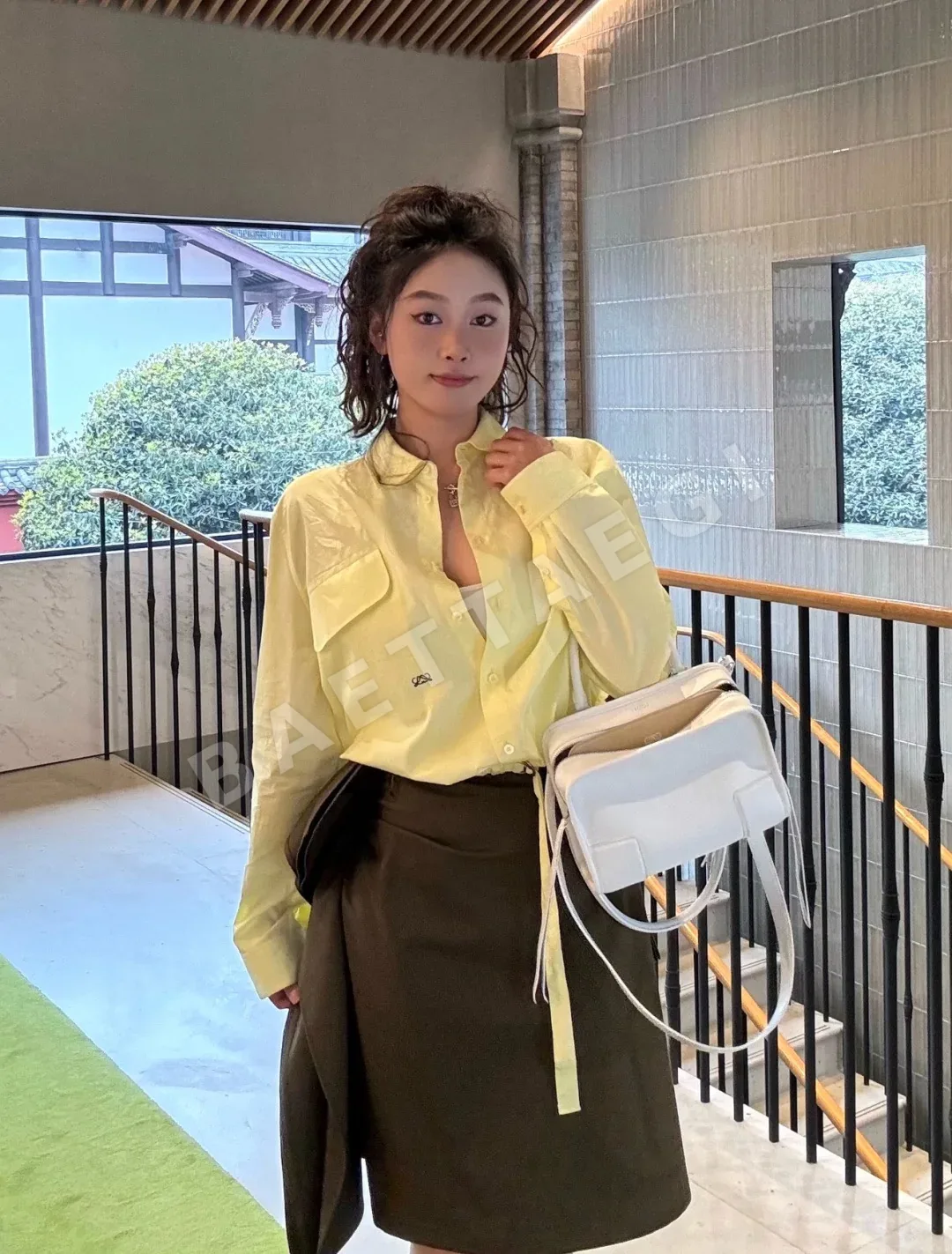 로에베 오리브 그린 이레귤러 미디 스커트 상세 이미지 5