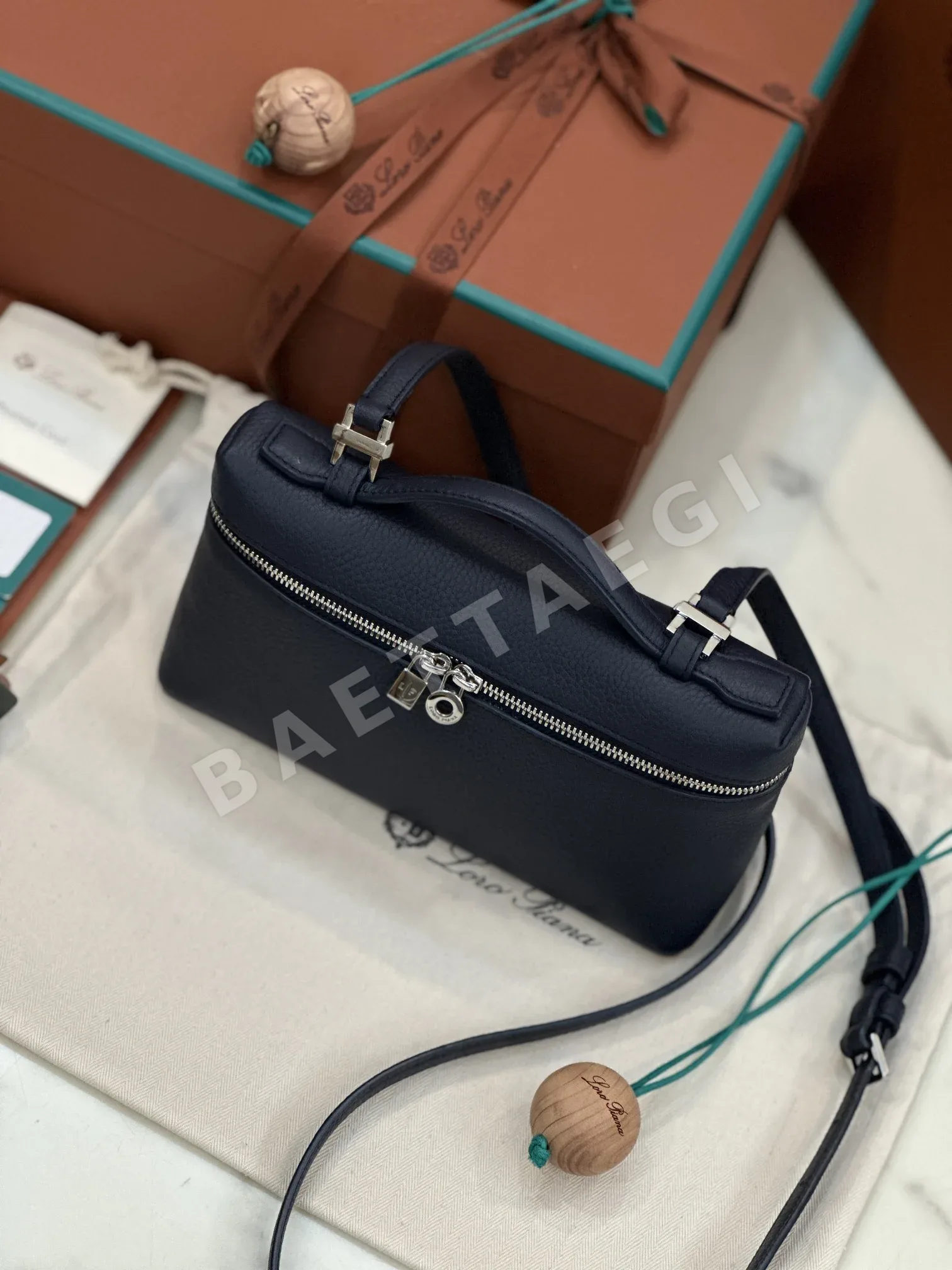 로로피아나 미드나잇 블루 송아지가죽 핸드백 상세 이미지 3