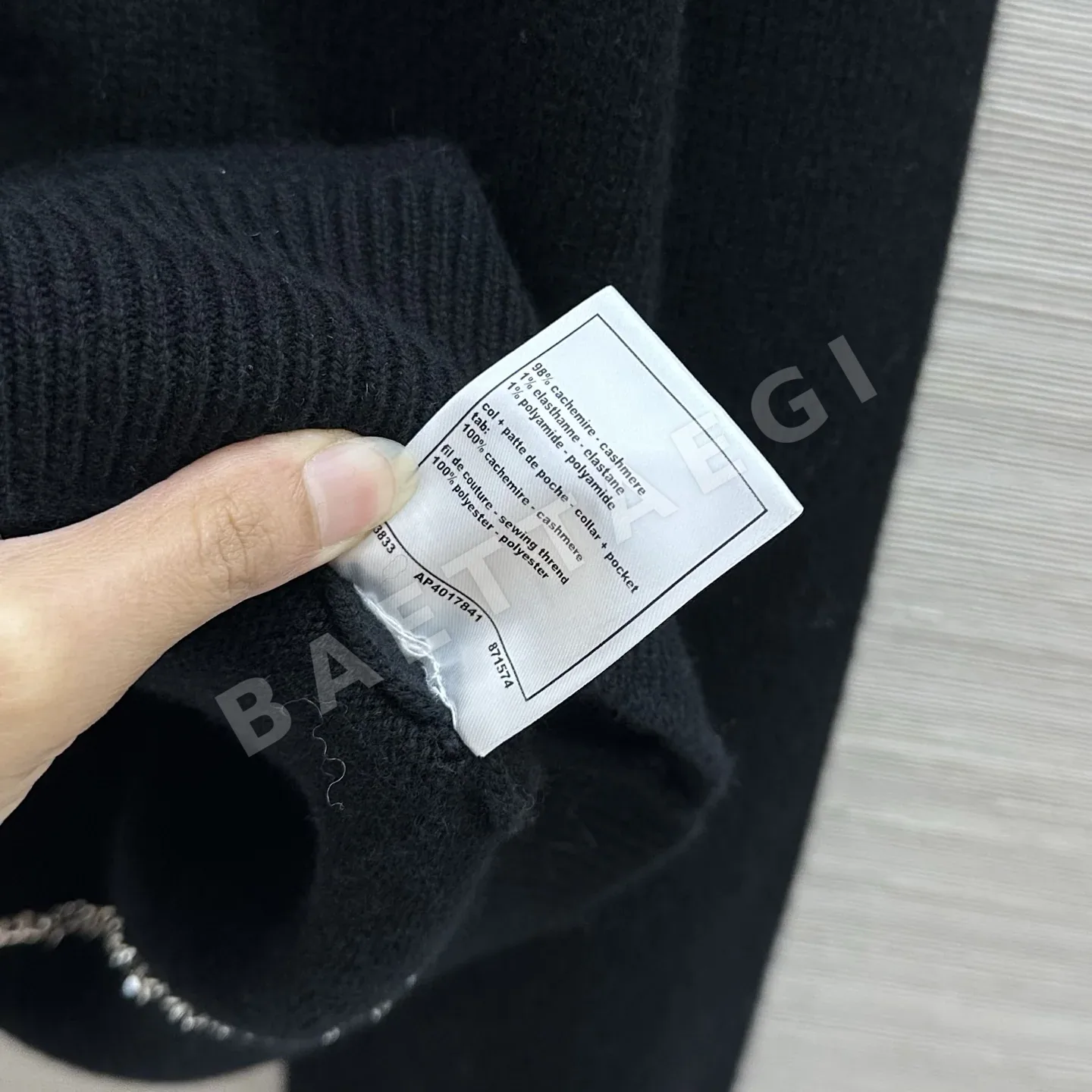 샤넬 골드 버튼 캐시미어 라운드넥 여성 가디건 상세 이미지 9