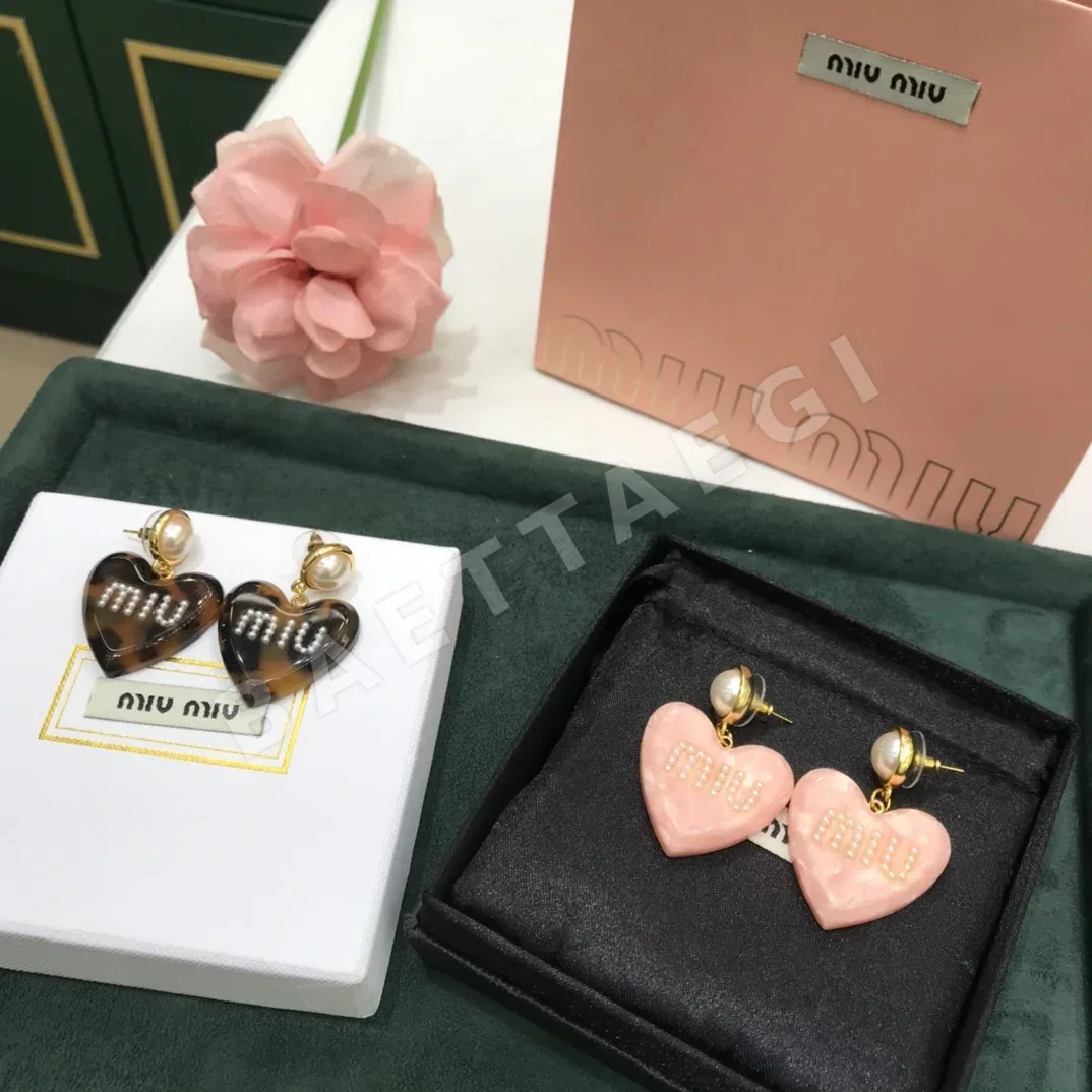 미우미우 진주 하트 아크릴 귀걸이 61234