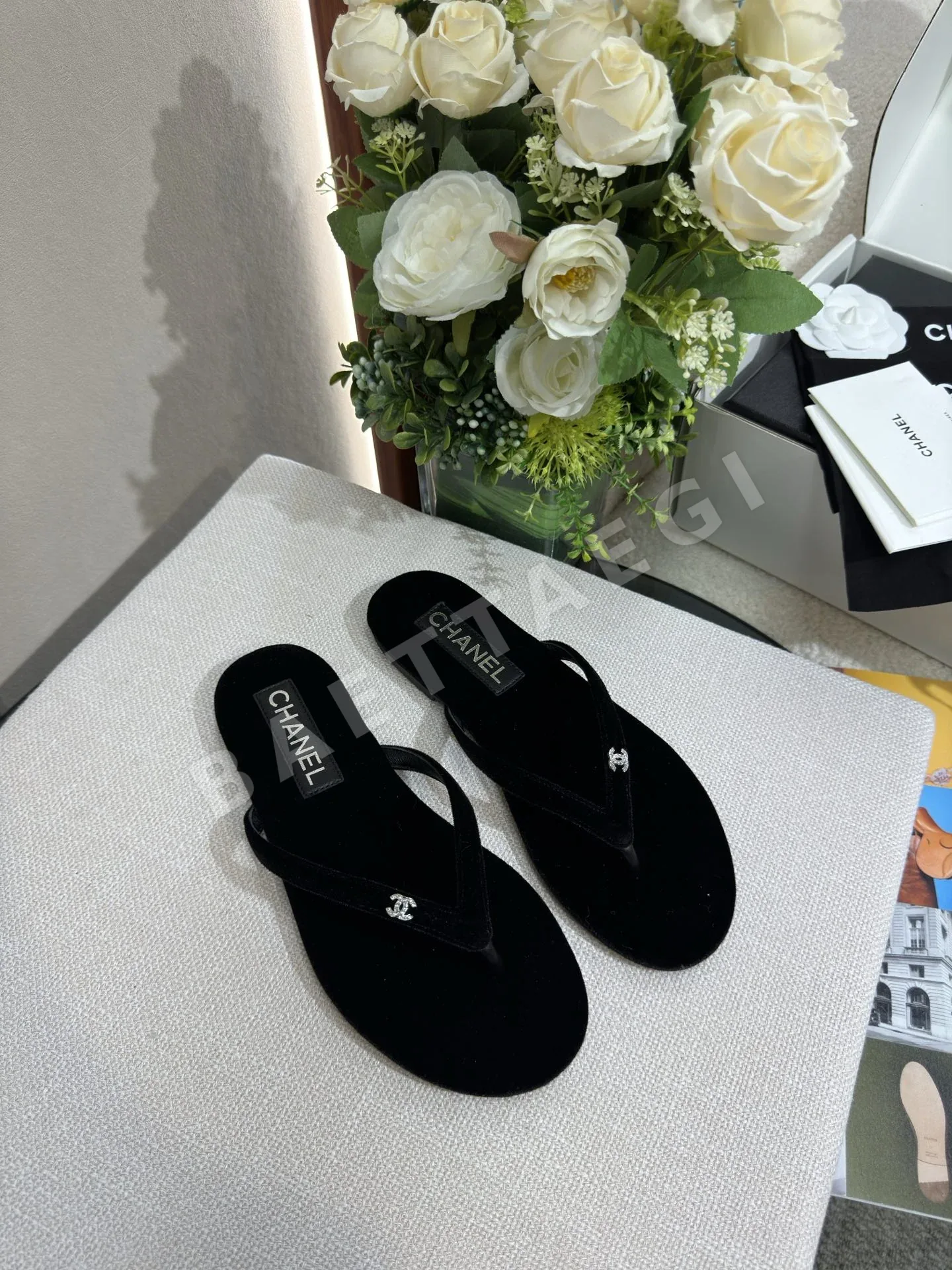 샤넬 벨벳 데님 라인스톤 C 버클 플립플롭 94056